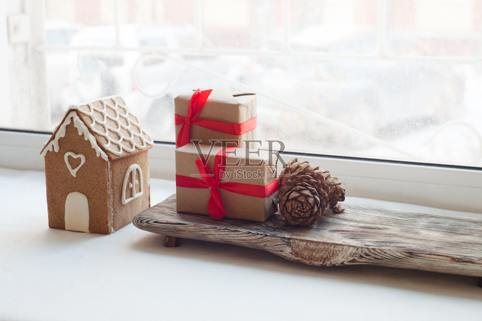 圣诞装饰——姜饼屋，用白釉装饰。斯堪的纳维亚极简主义室内，舒适的房子，现代设计照片摄影图片