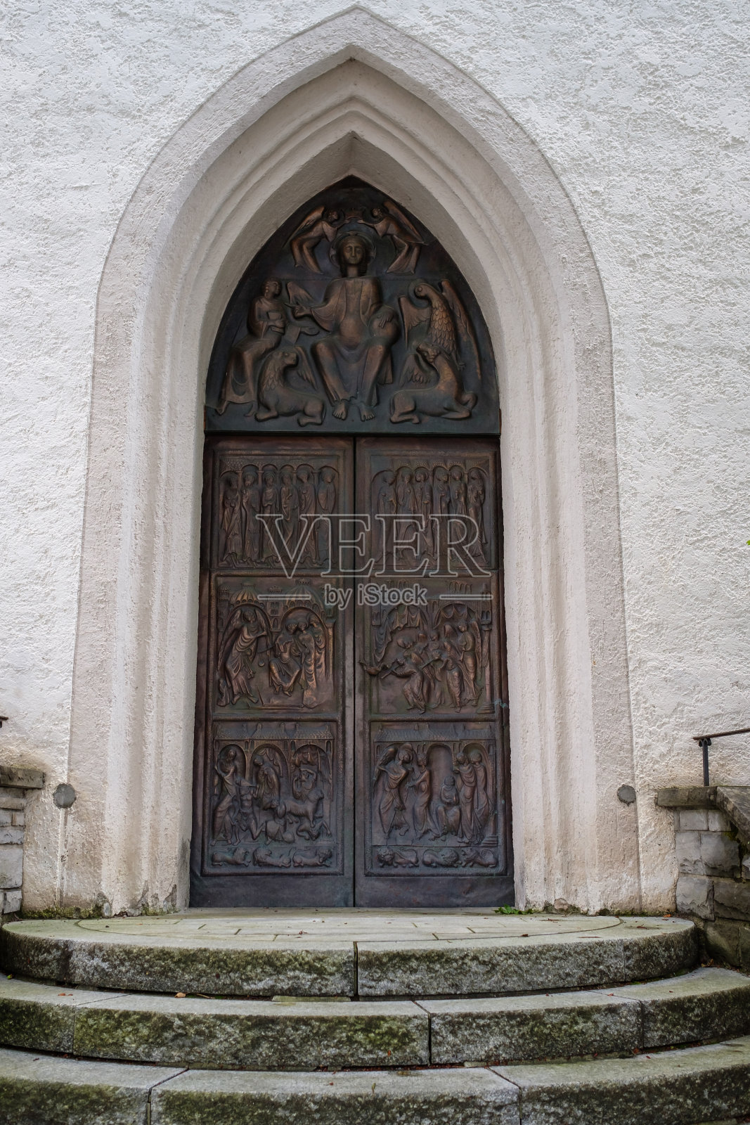 通往Obertdorf天主教堂的木门照片摄影图片