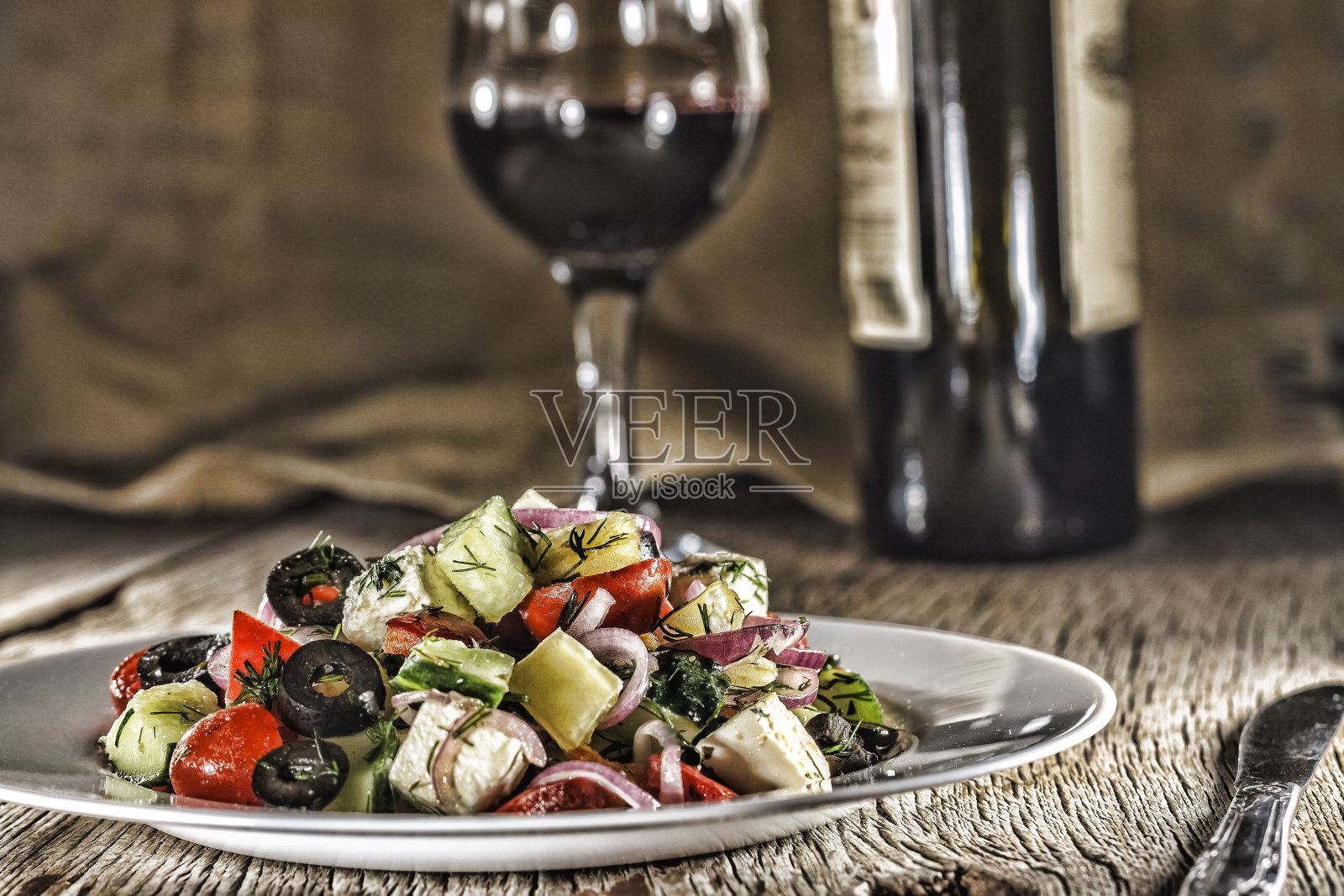 杯装葡萄酒和希腊沙拉。这是全世界都很受欢迎的午餐。照片摄影图片