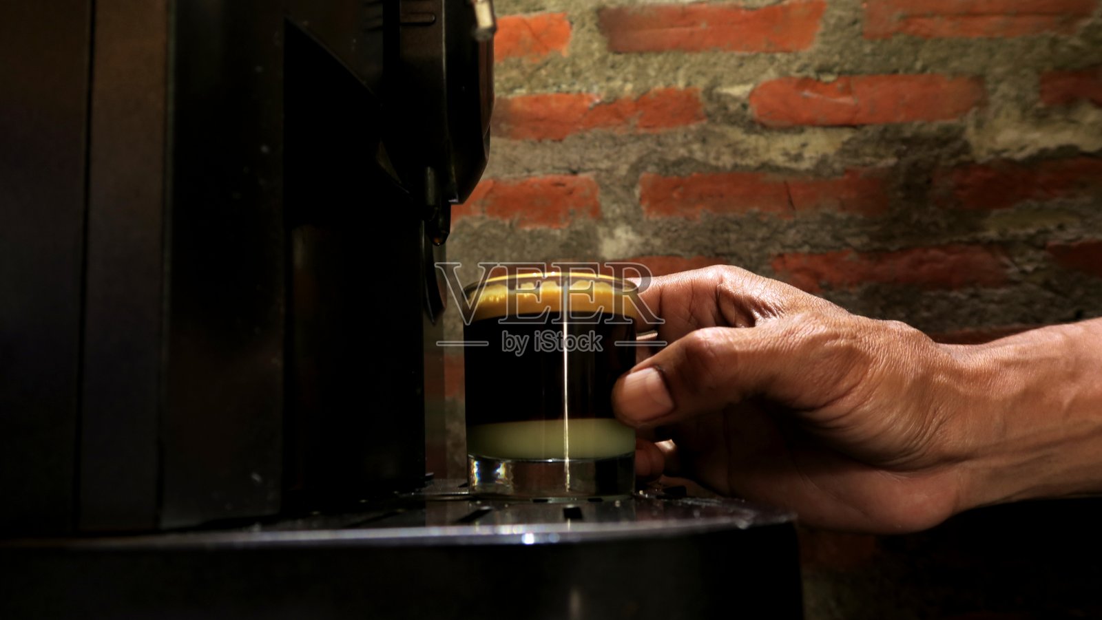 咖啡师用咖啡机煮咖啡照片摄影图片
