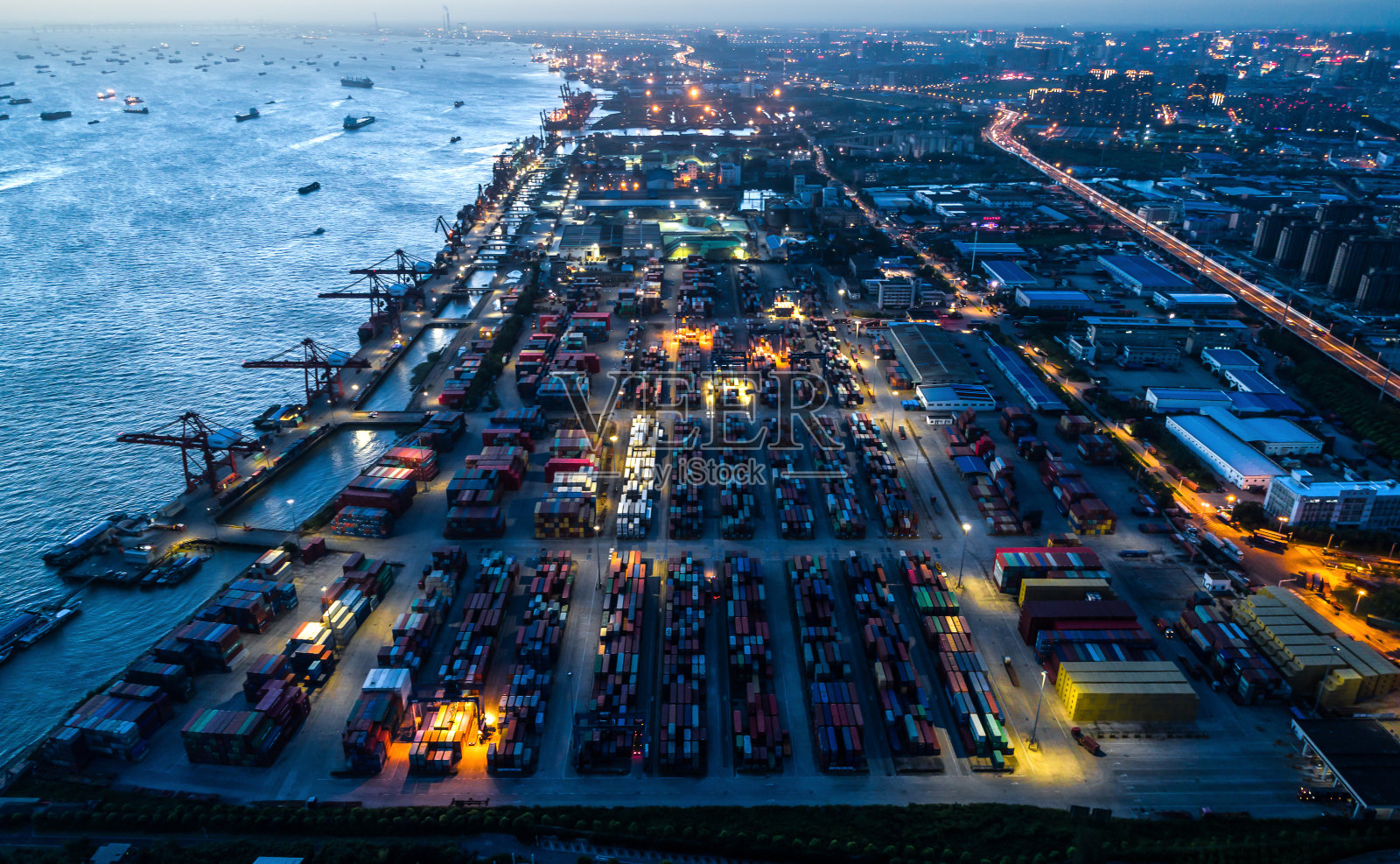 傍晚时分的上海集装箱码头照片摄影图片