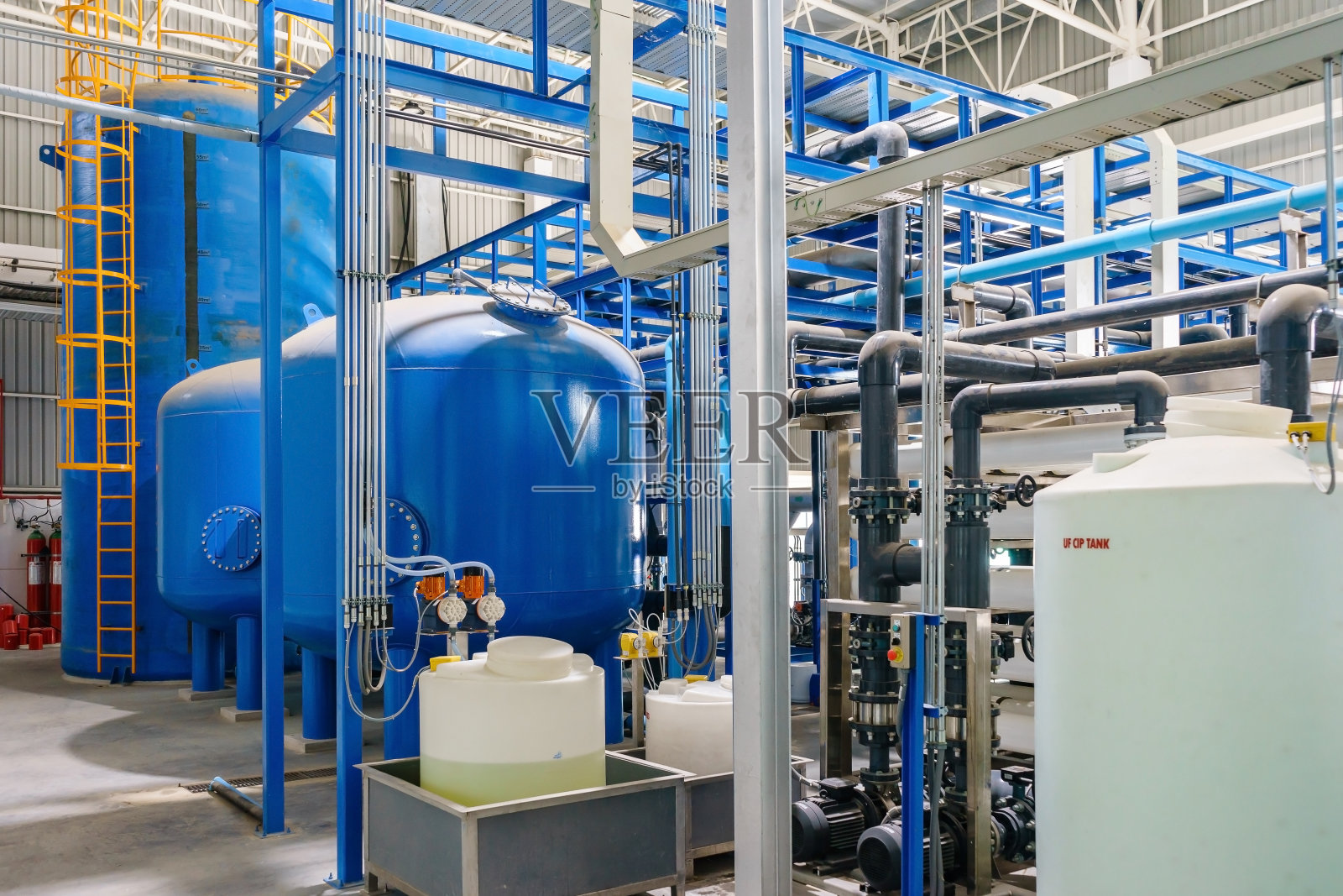 大型工业水处理及锅炉房。闪亮的钢铁管道，蓝色的泵和阀门。照片摄影图片
