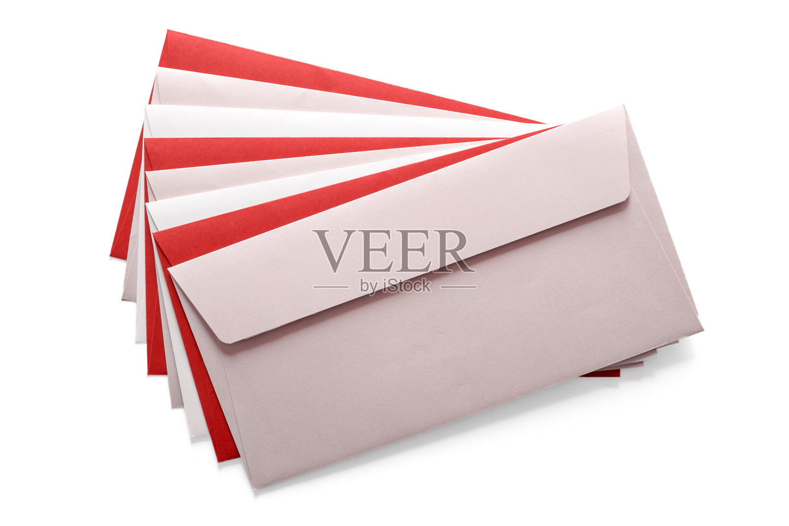 红色白色和粉红色的空白信封纸扇形特写孤立在白色背景照片摄影图片