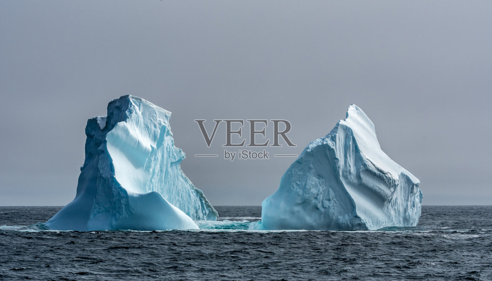 巨大的冰山漂浮在南极洲照片摄影图片