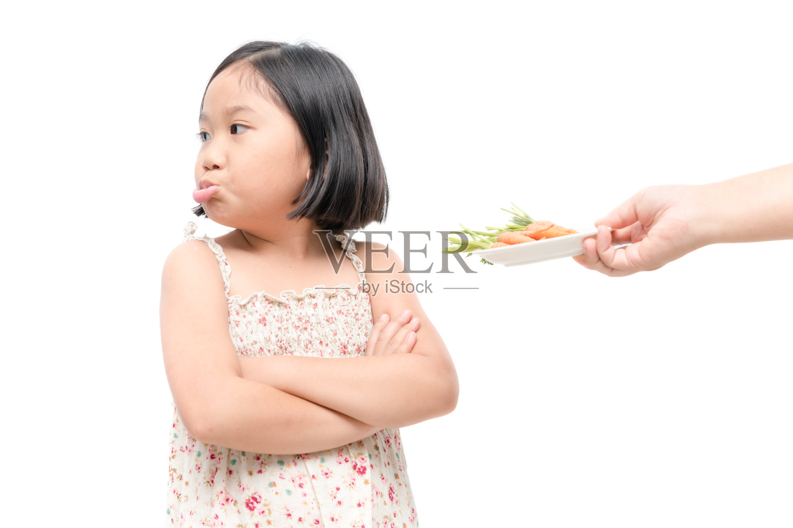 亚洲女童与表达厌恶的蔬菜孤立在白色背景照片摄影图片