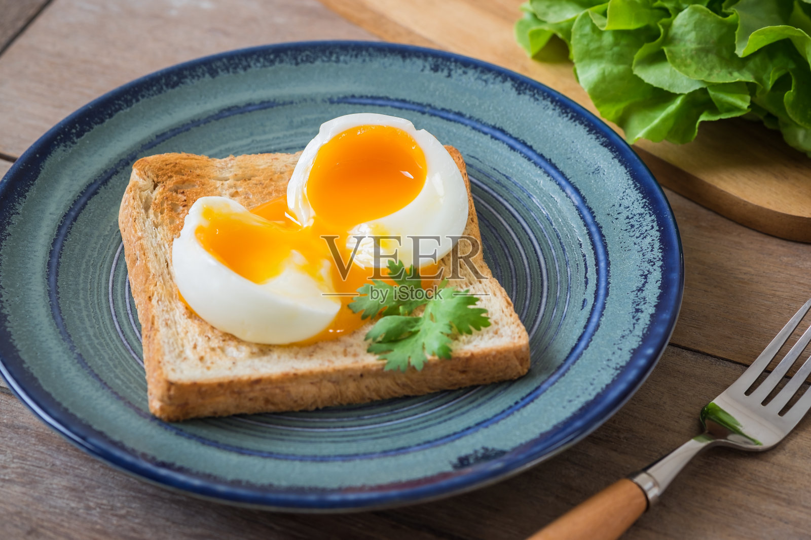 蓝色盘子上的煮鸡蛋和吐司照片摄影图片