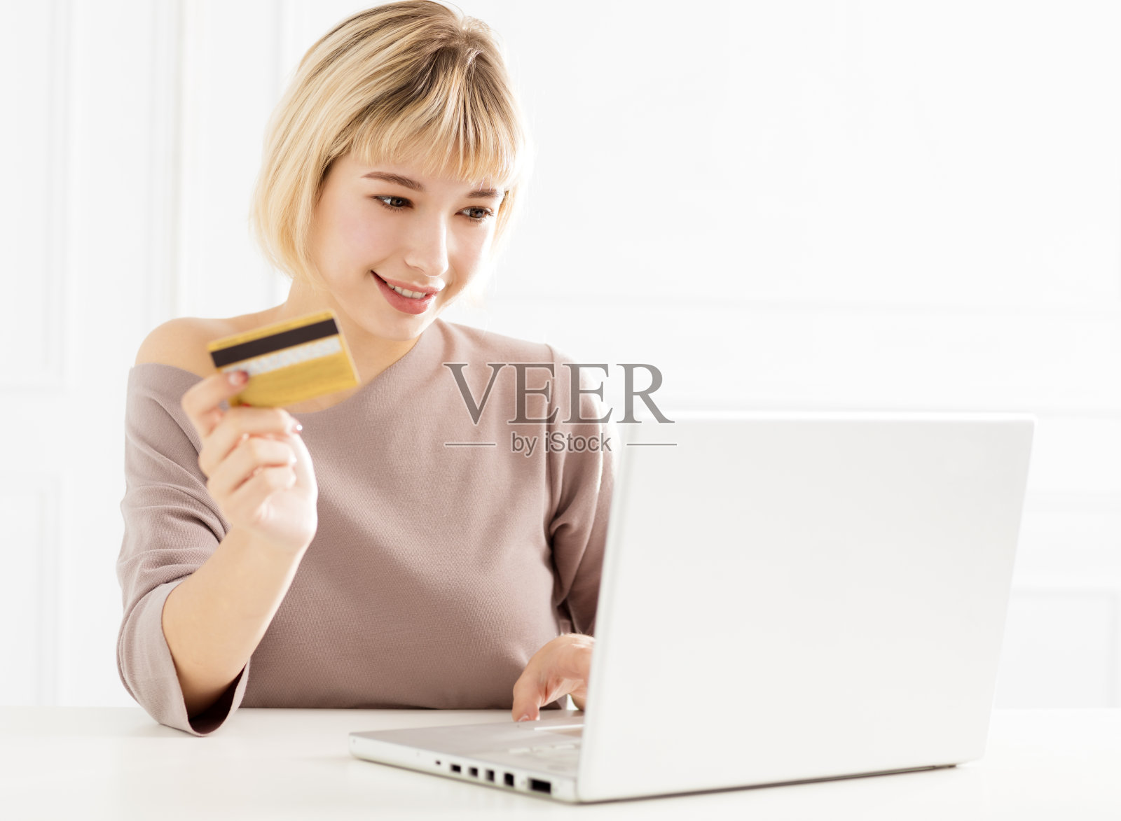 年轻女子展示网上购物的信用卡照片摄影图片