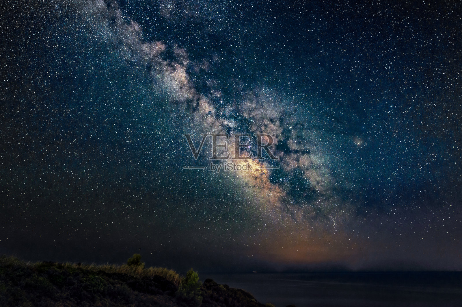爱琴海上空的银河全景。来自希腊哈尔基迪基卡桑德拉半岛的银河系。照片摄影图片