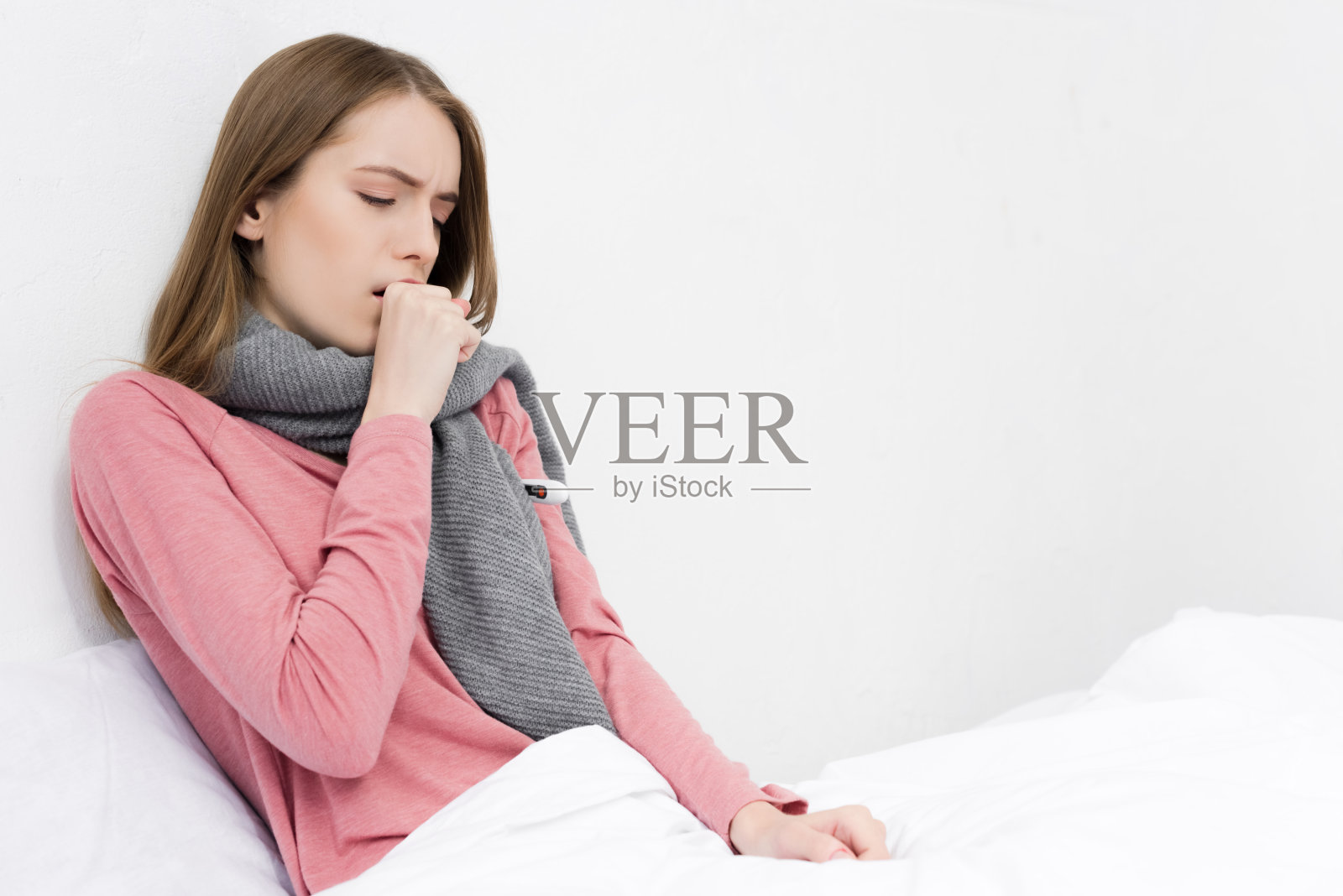 生病的女孩咳嗽照片摄影图片
