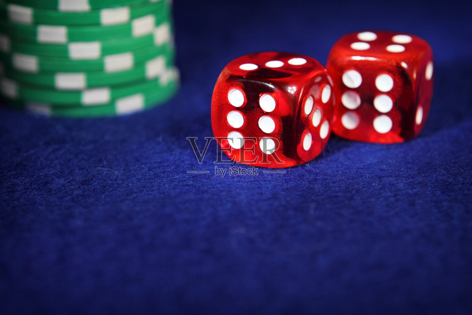 蓝色背景上的红色骰子和筹码照片摄影图片
