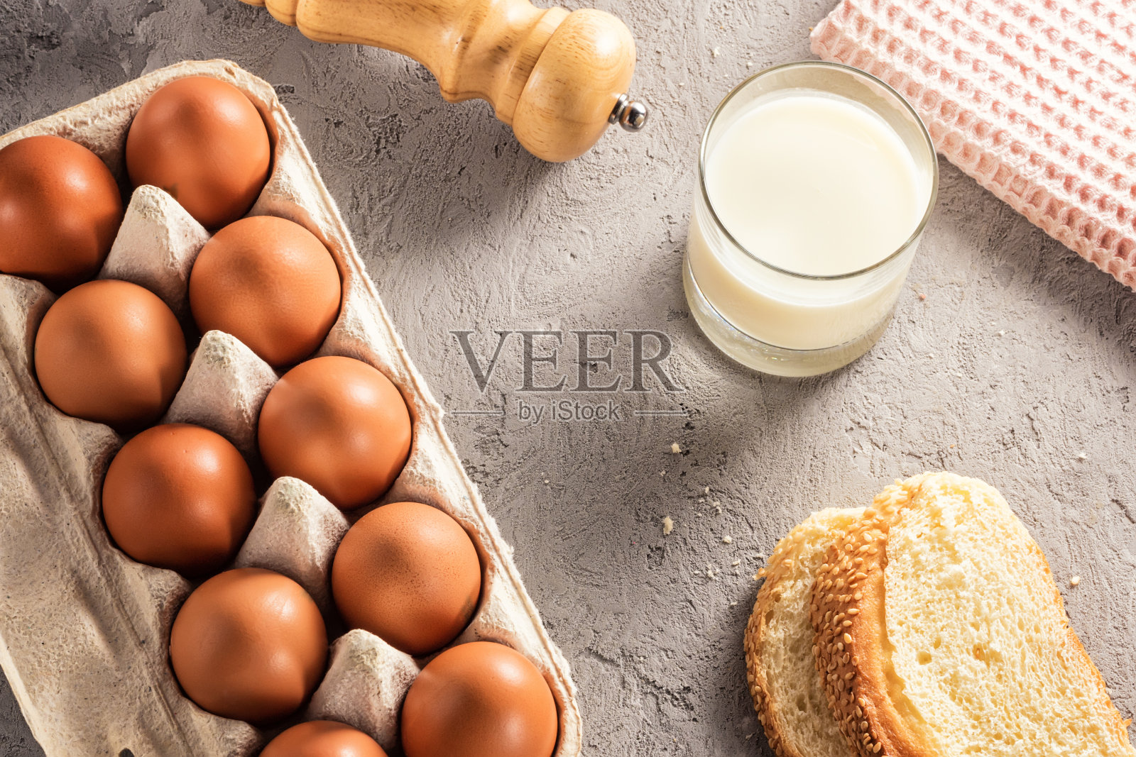 农场生的新鲜鸡蛋在包装面包牛奶在灰色的桌子炒蛋煎蛋卷煎蛋照片摄影图片