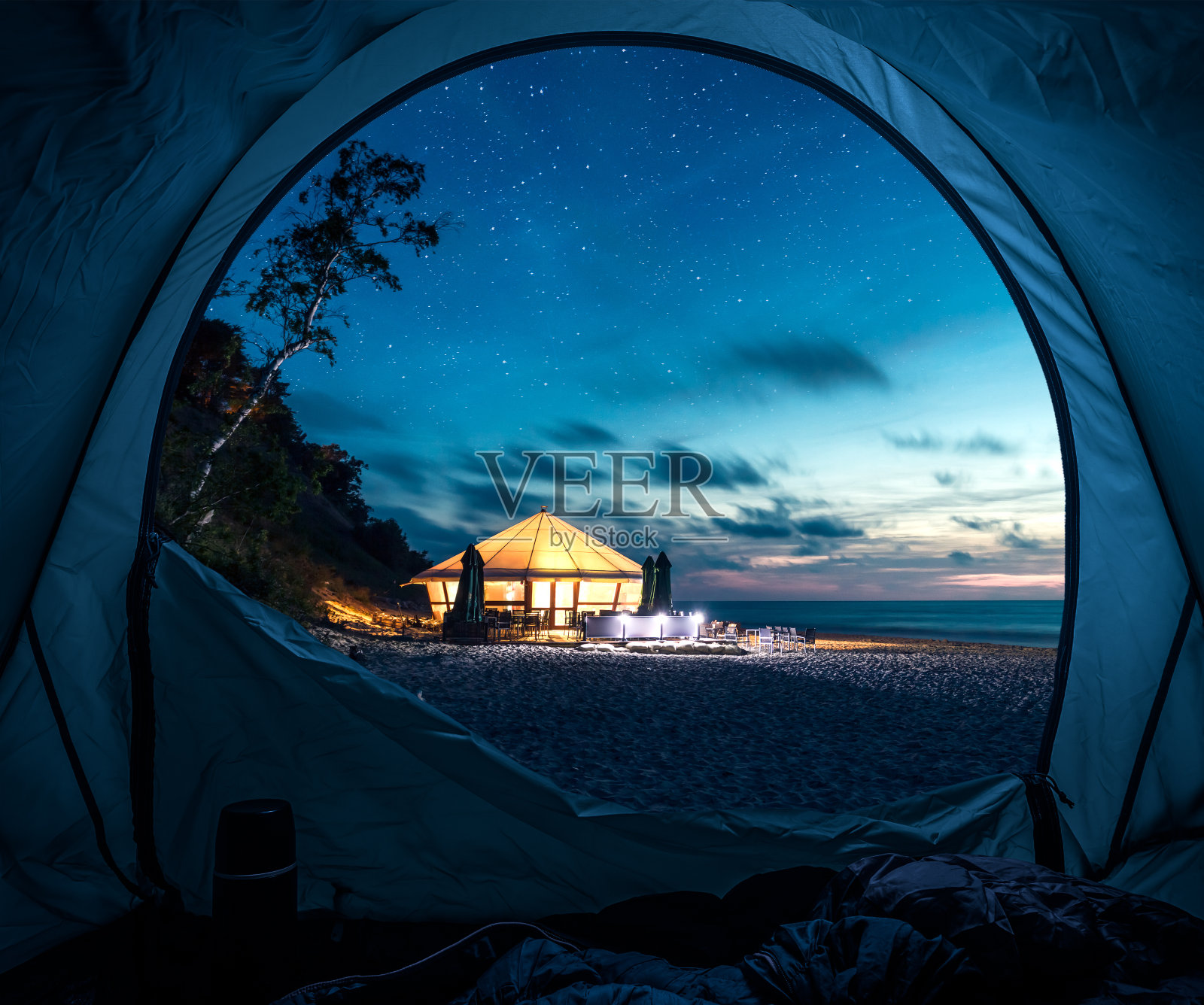 在夏天的夜晚，星星点点的沙滩上搭帐篷照片摄影图片