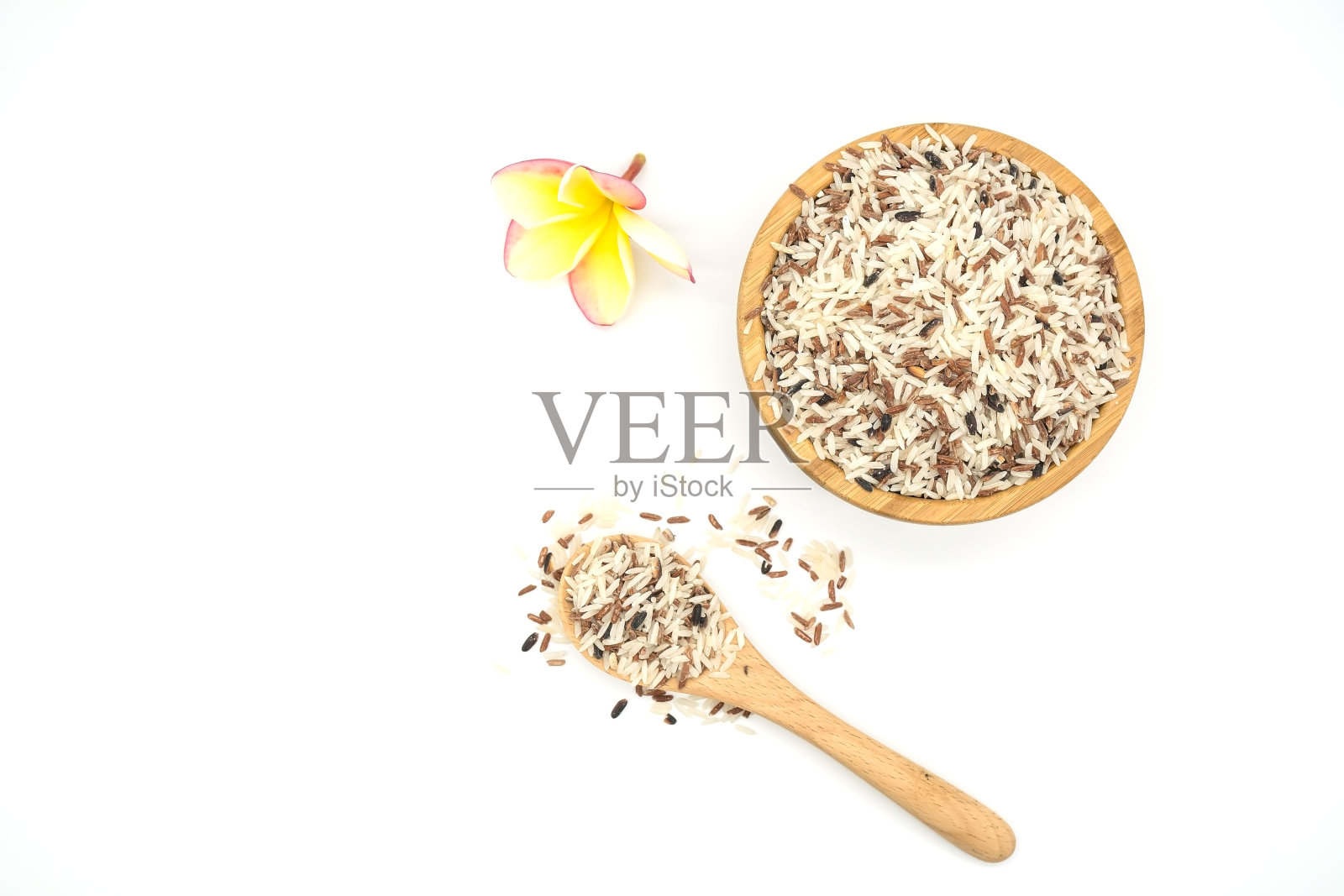 俯视图白米和糙米混合在一个木碗和木勺，彩色的米粒孤立在白色的背景照片摄影图片
