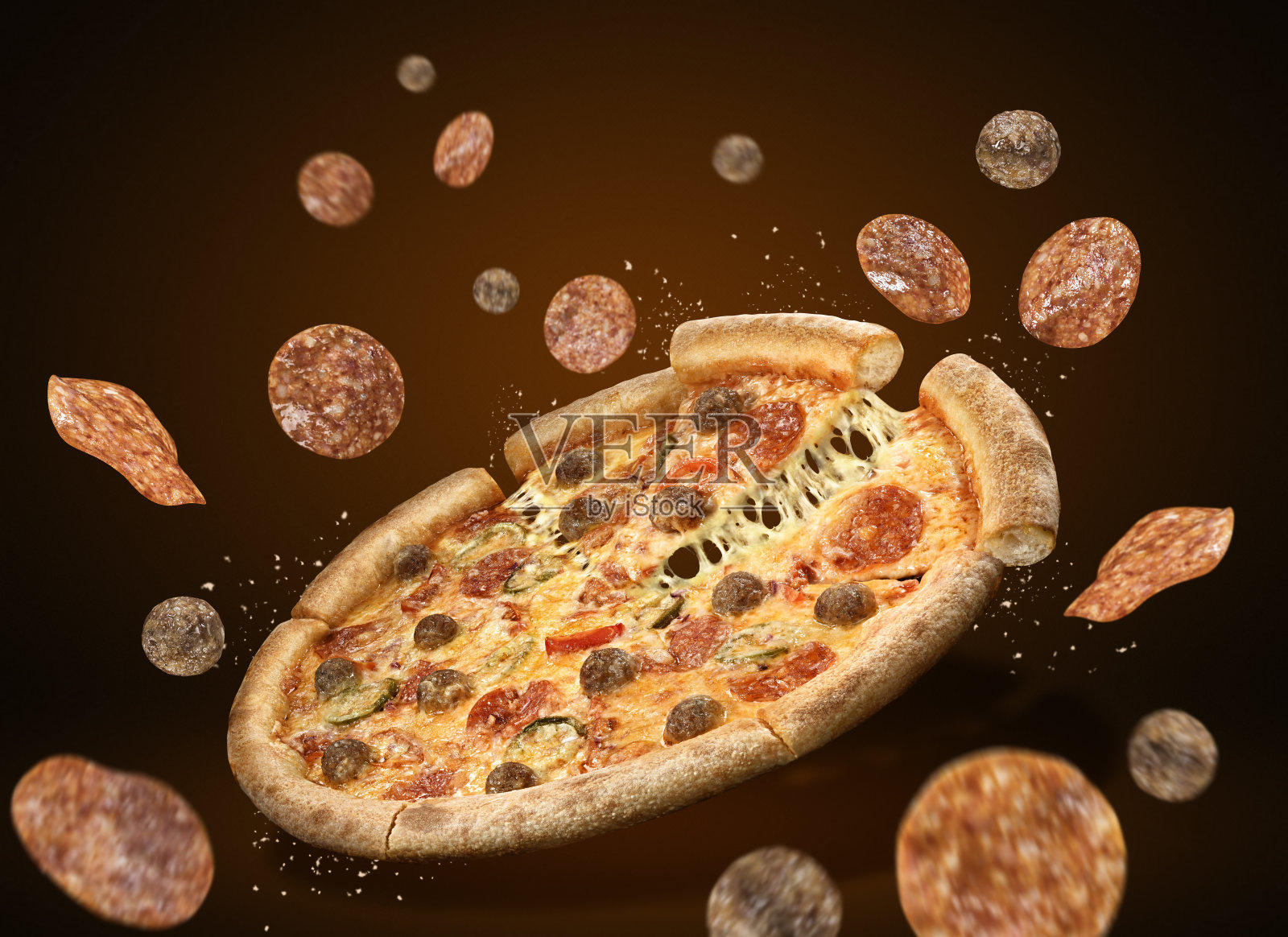 餐厅或披萨店的概念宣传传单和海报，美味的意大利辣香肠披萨，马苏里拉奶酪，肉丸和复制空间的文本照片摄影图片