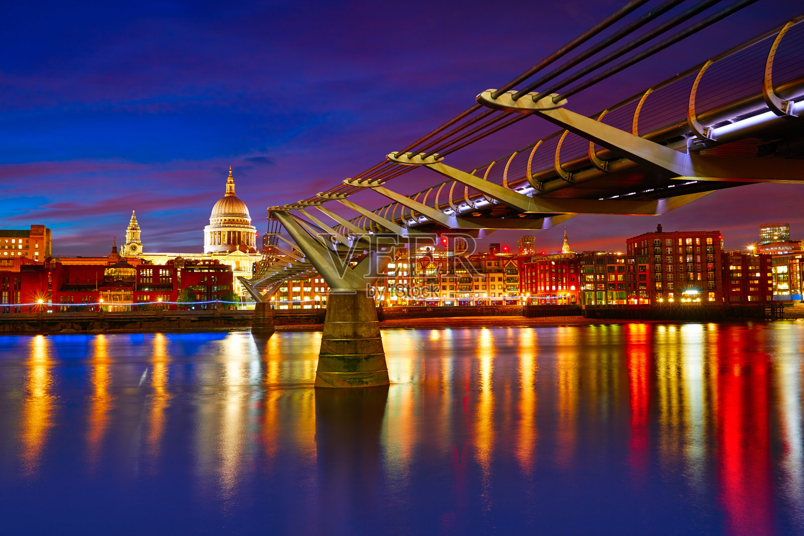 英国伦敦千年桥天际线照片摄影图片