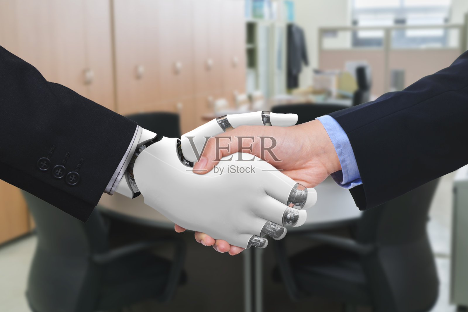 商人与机器人握手照片摄影图片