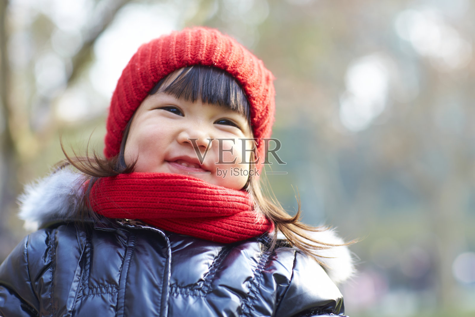 可爱的亚洲小女孩的肖像在秋天的公园照片摄影图片
