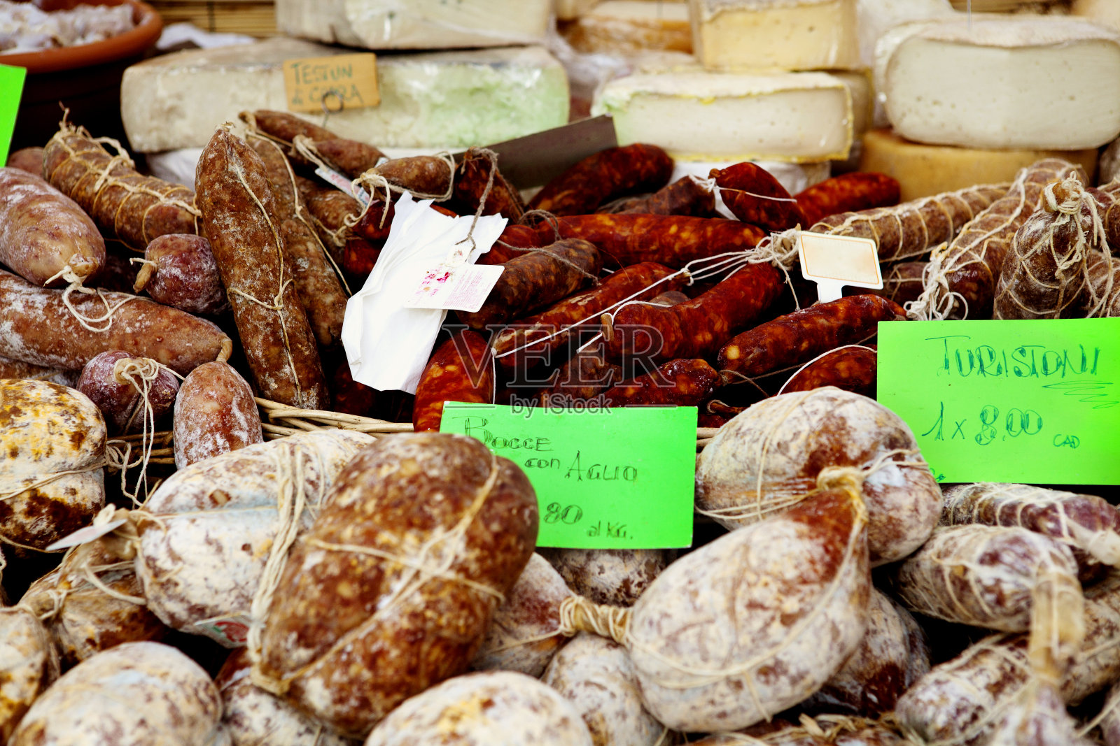 普罗旺斯市场上的腌肉和香肠。照片摄影图片