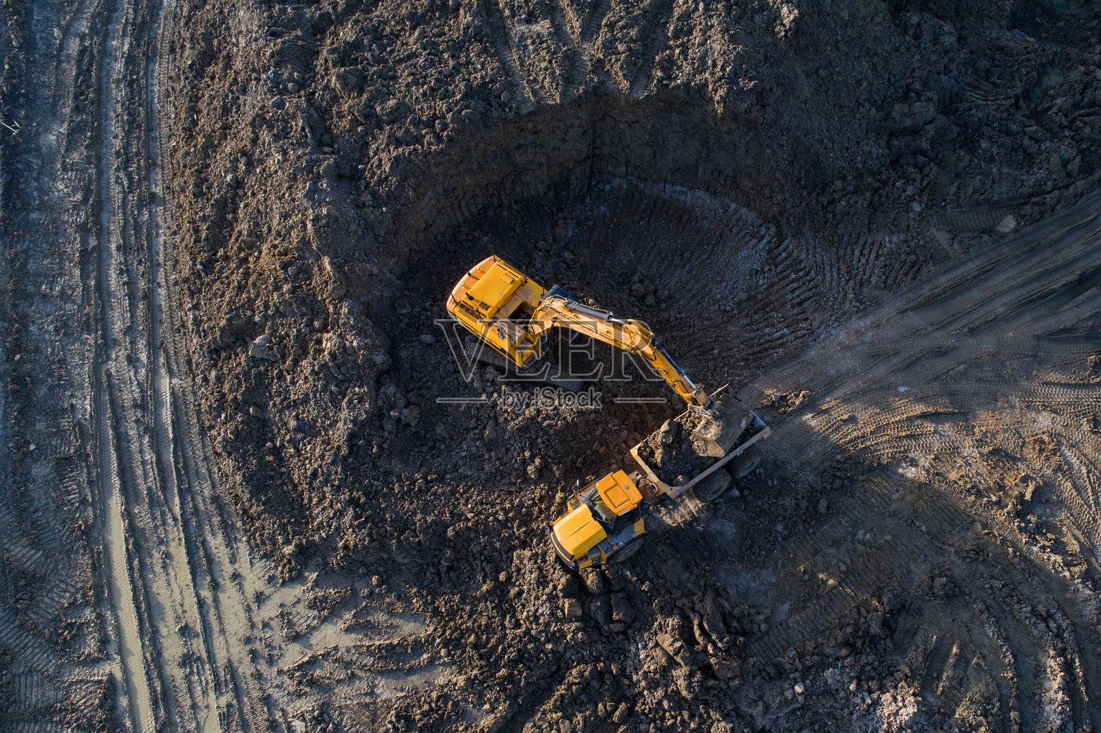 挖掘机装载自卸车的无人机视图照片摄影图片