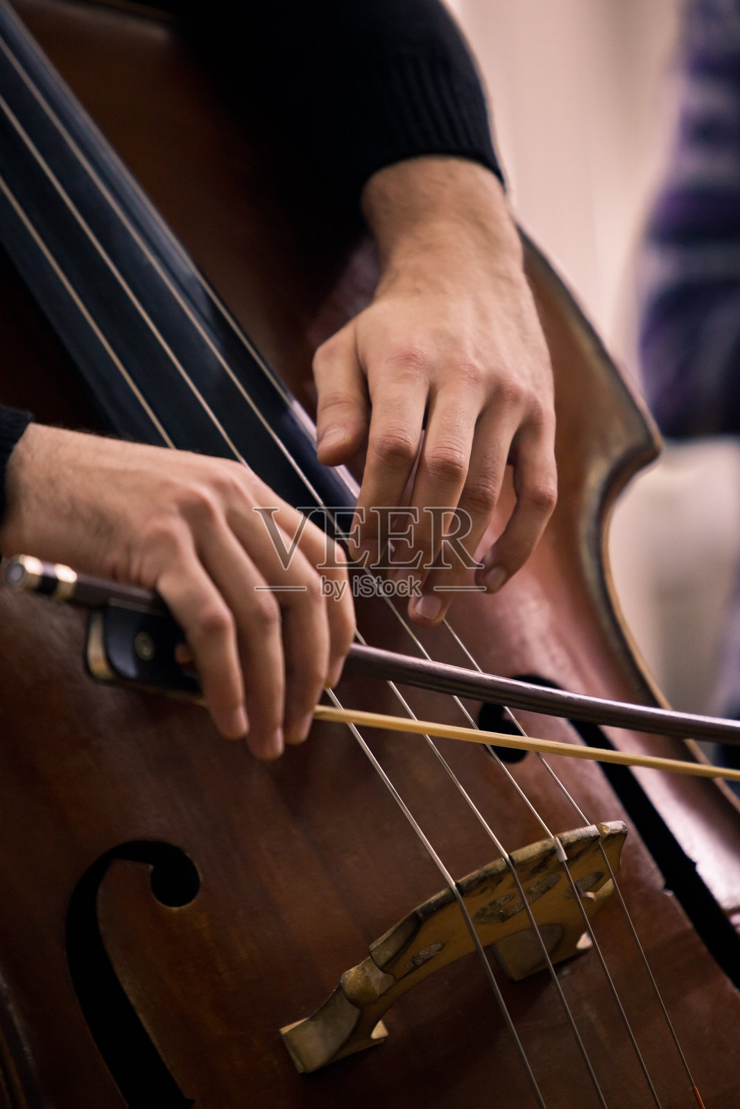 演奏低音提琴的音乐家的手照片摄影图片