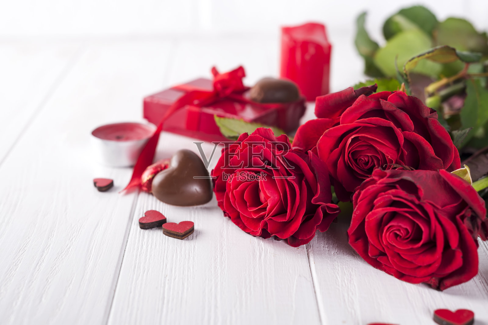 美丽的红玫瑰和黑巧克力情人节照片摄影图片