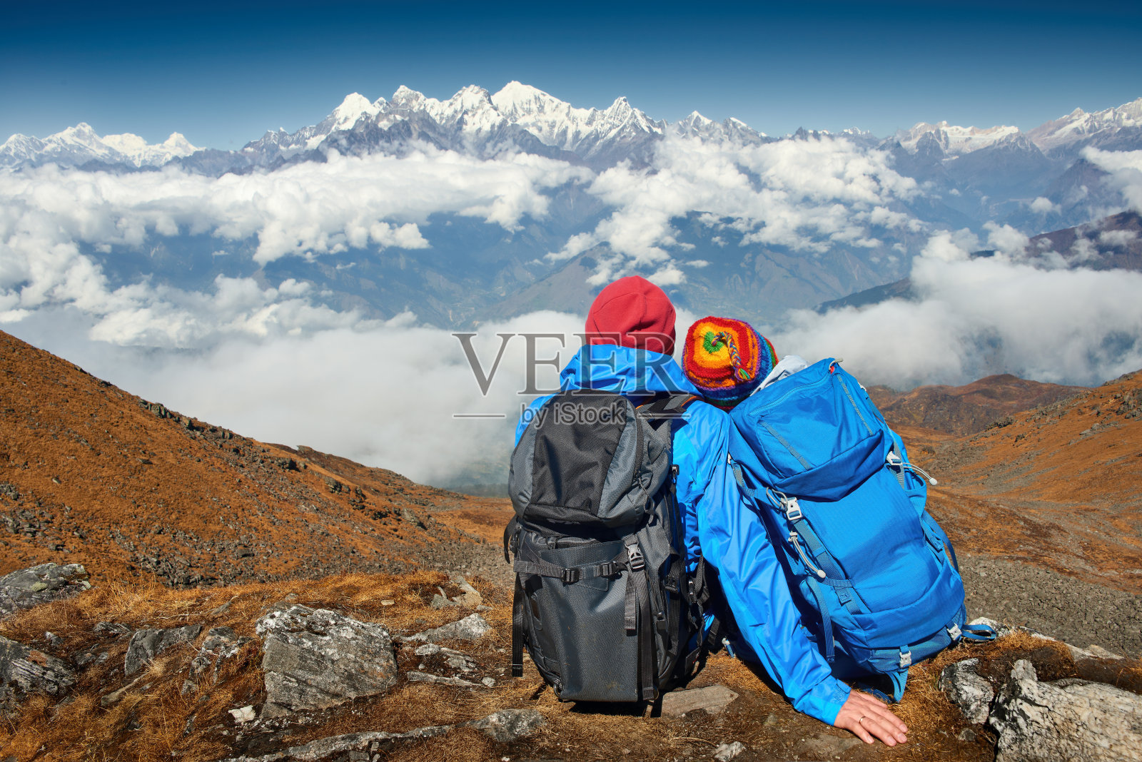 一对背包徒步者在尼泊尔兰塘国家公园的山顶上观看。照片摄影图片