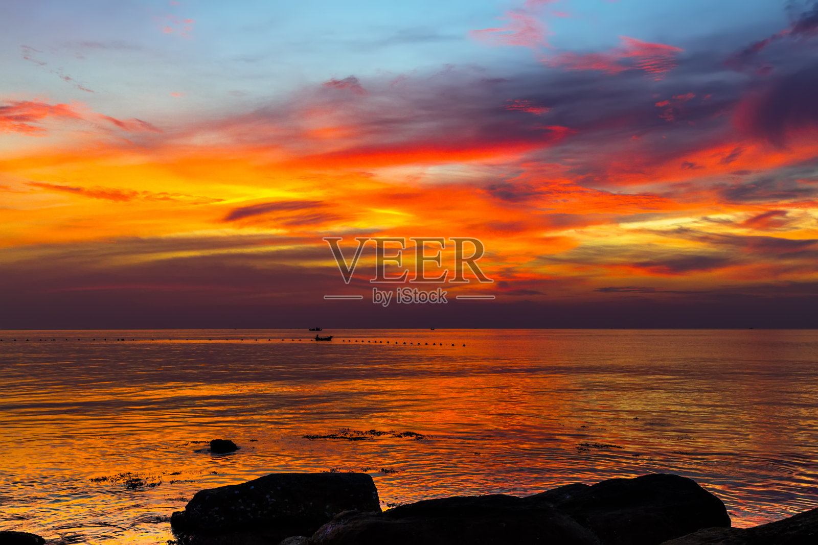 越南富国岛，日落时五彩缤纷的天空和云彩。照片摄影图片