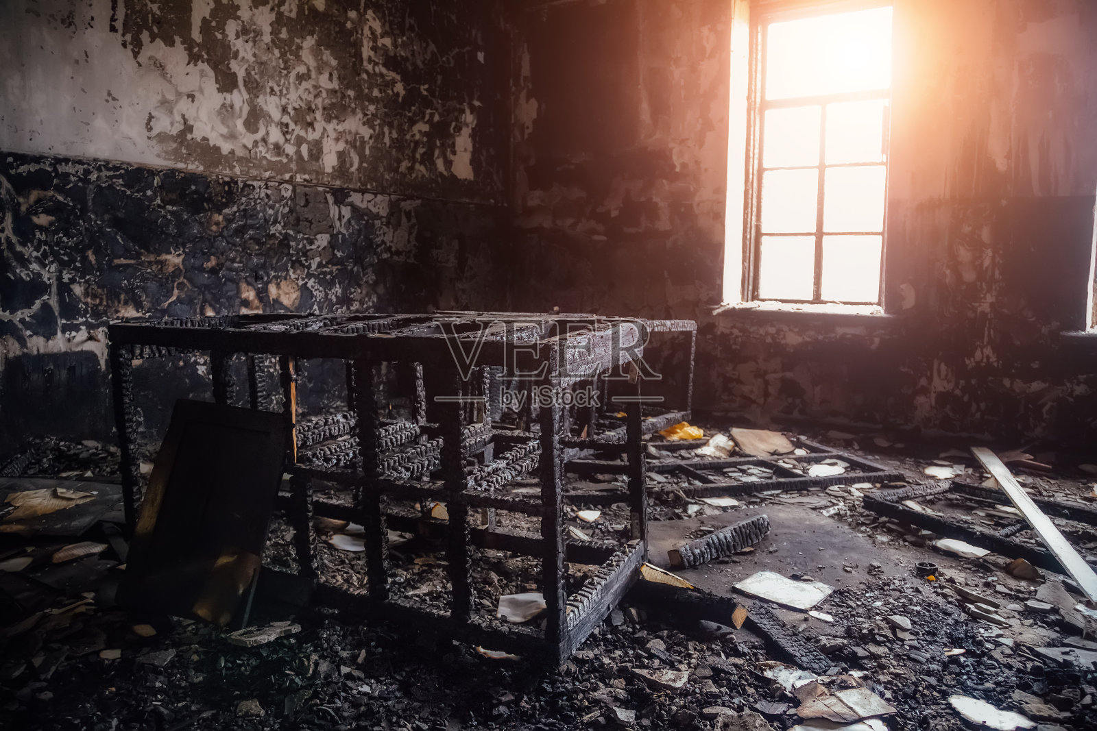 公寓内部被烧毁。烧焦的家具和烧焦的墙壁都染上了黑烟照片摄影图片