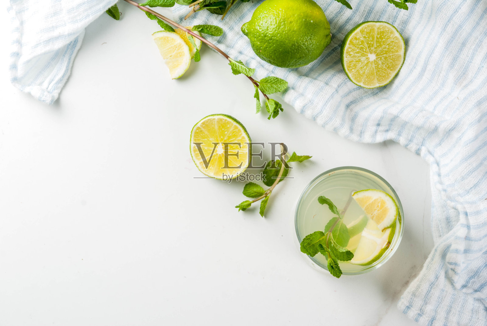 自制柠檬水或莫吉托鸡尾酒照片摄影图片