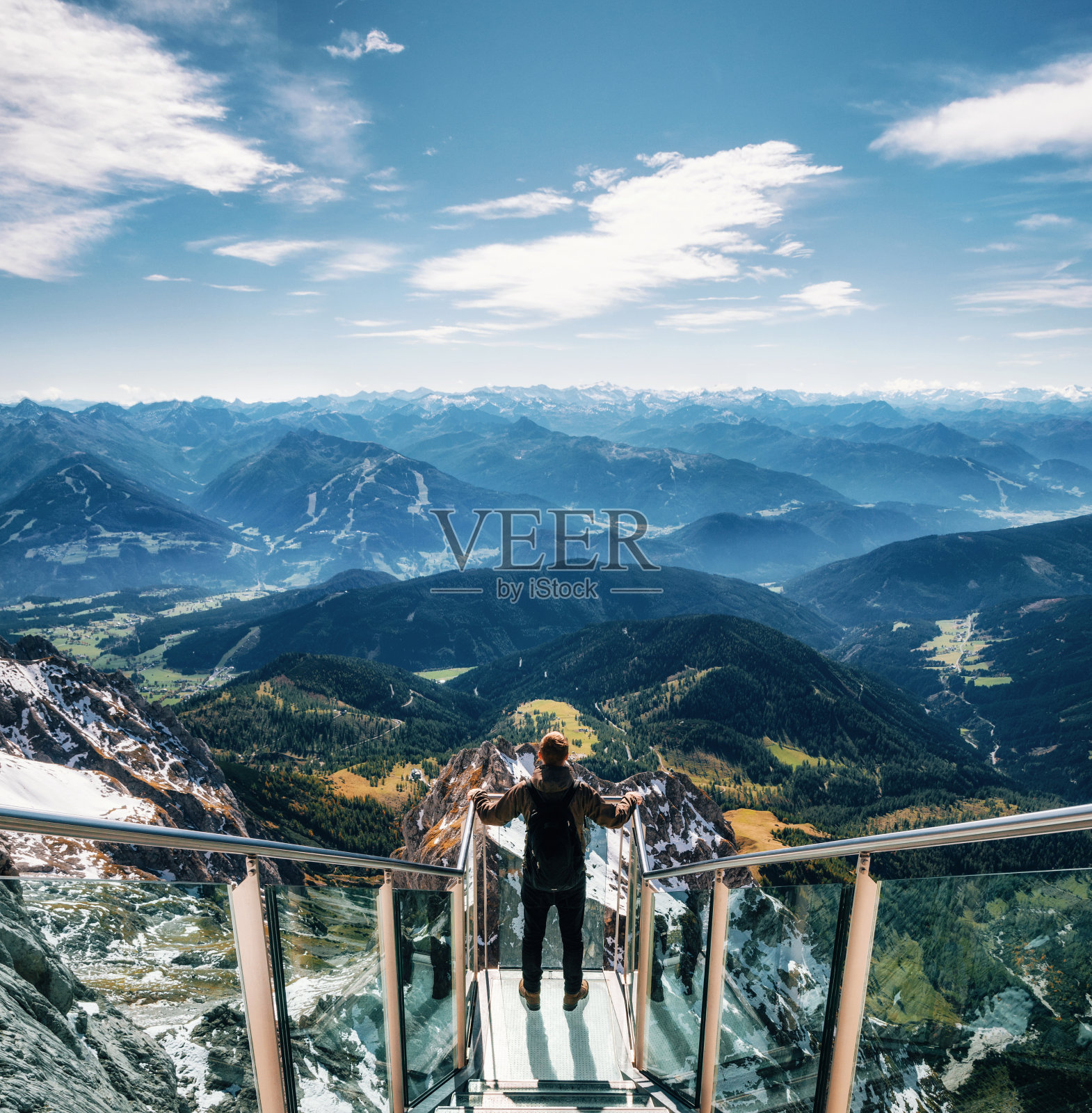 在奥地利达赫斯坦的天桥上的背包客照片摄影图片