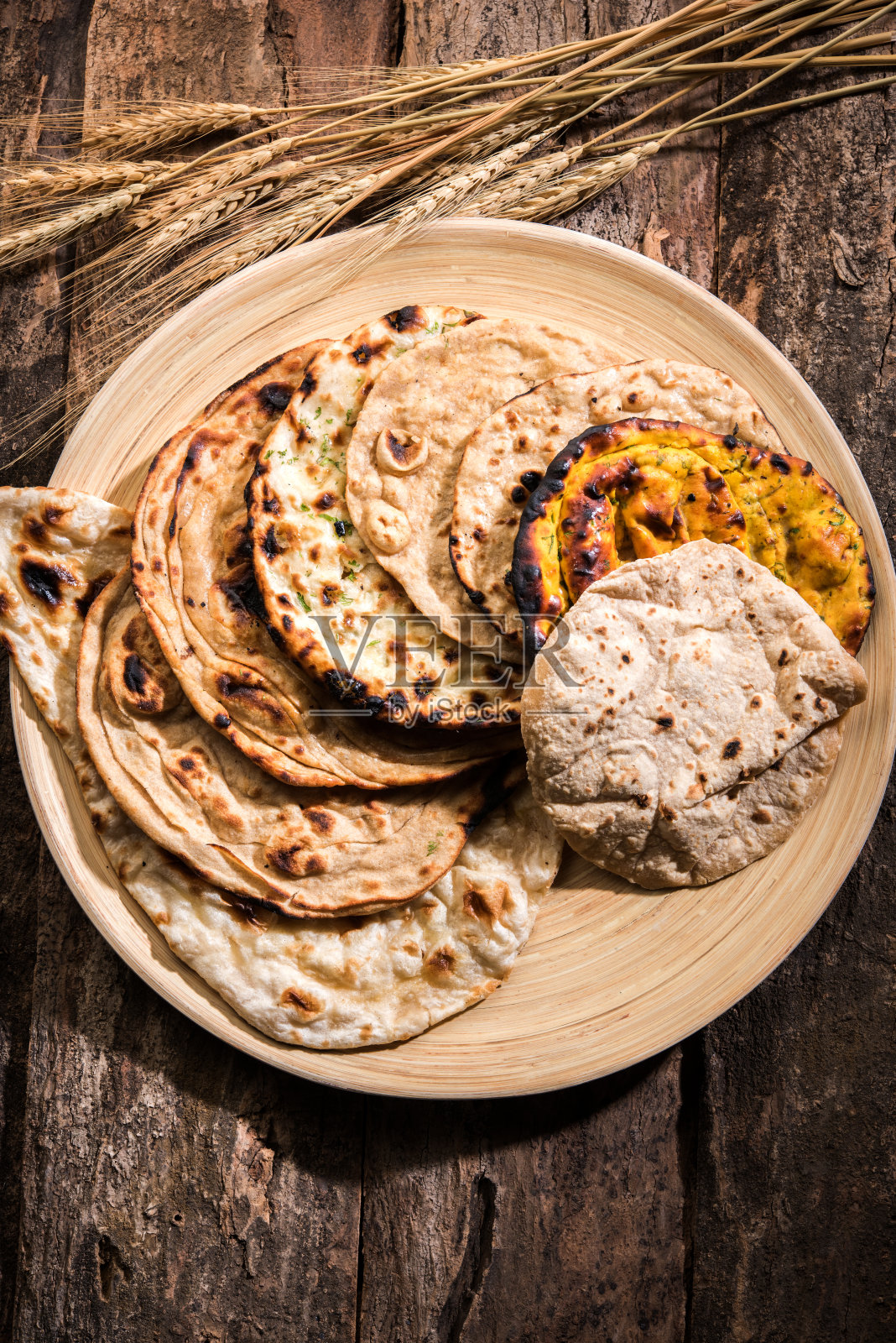 Assorted印度面包包括chapati、tandoori面包、馕饼、paratha、kulcha、fulka、missi面包照片摄影图片