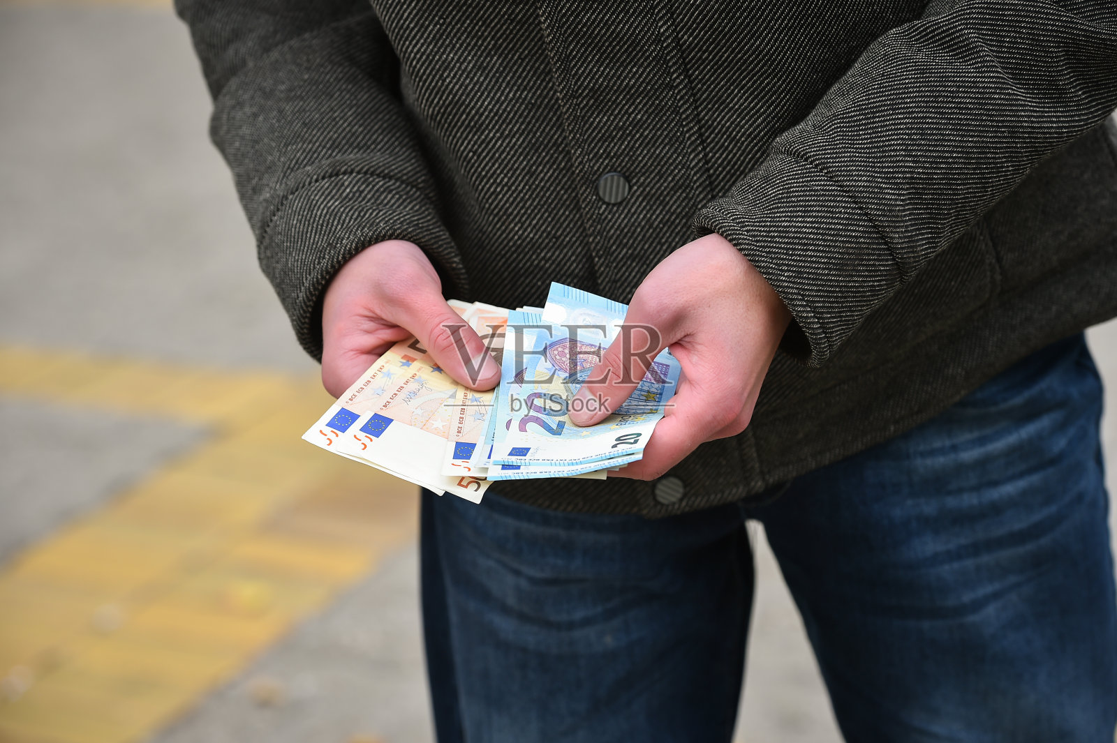 年轻人在街上用手数钱照片摄影图片