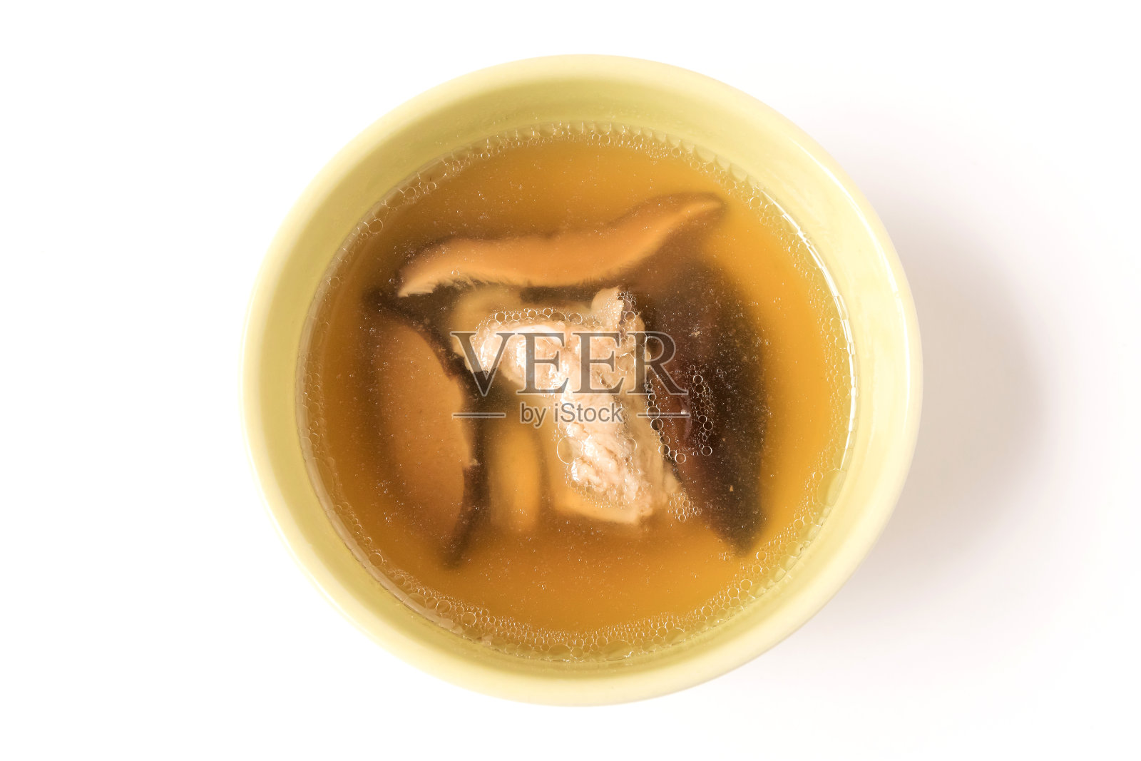 猪骨香菇汤和香草照片摄影图片