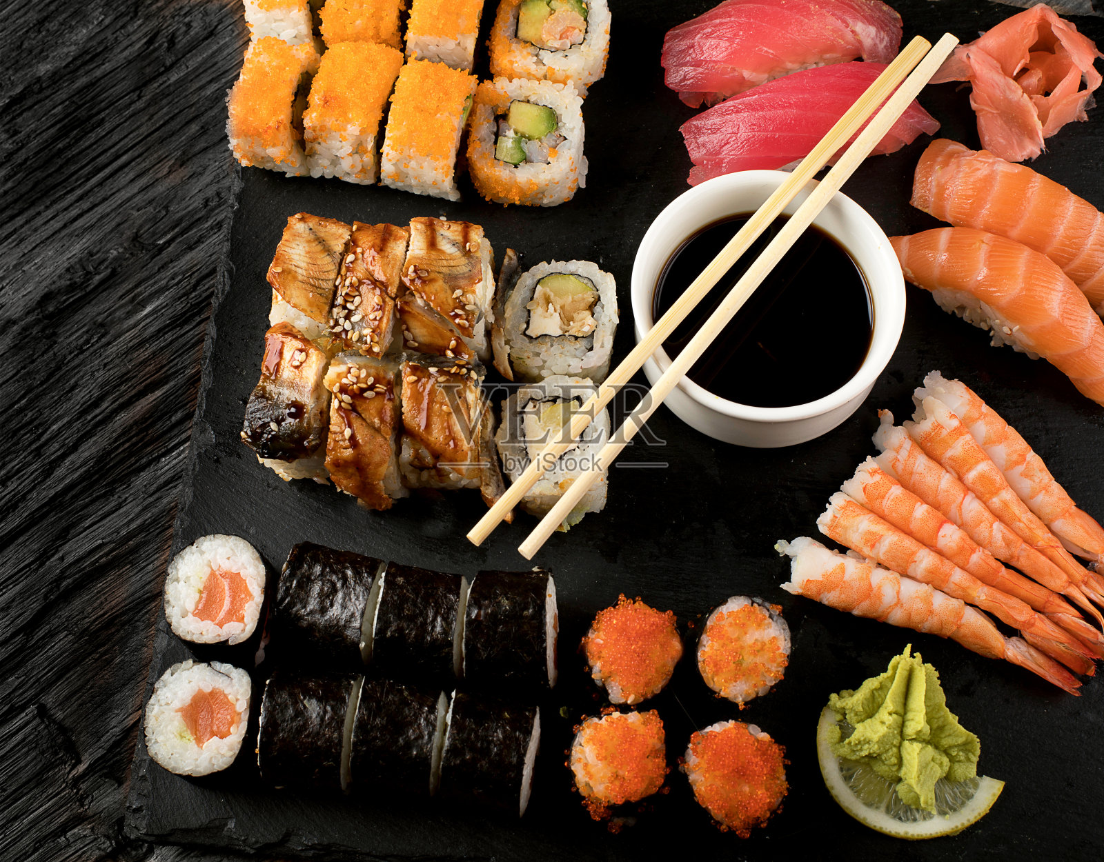 寿司手握寿司，寿司卷和生鱼片照片摄影图片