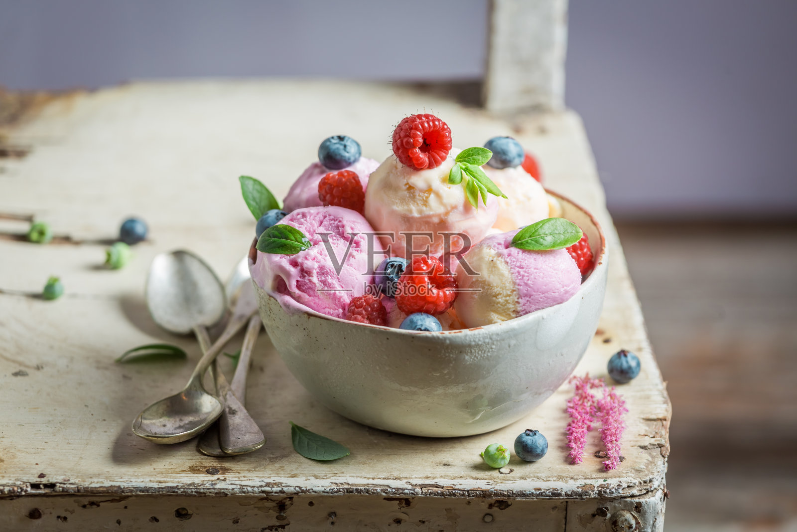 用水果和酸奶自制的冰淇淋照片摄影图片