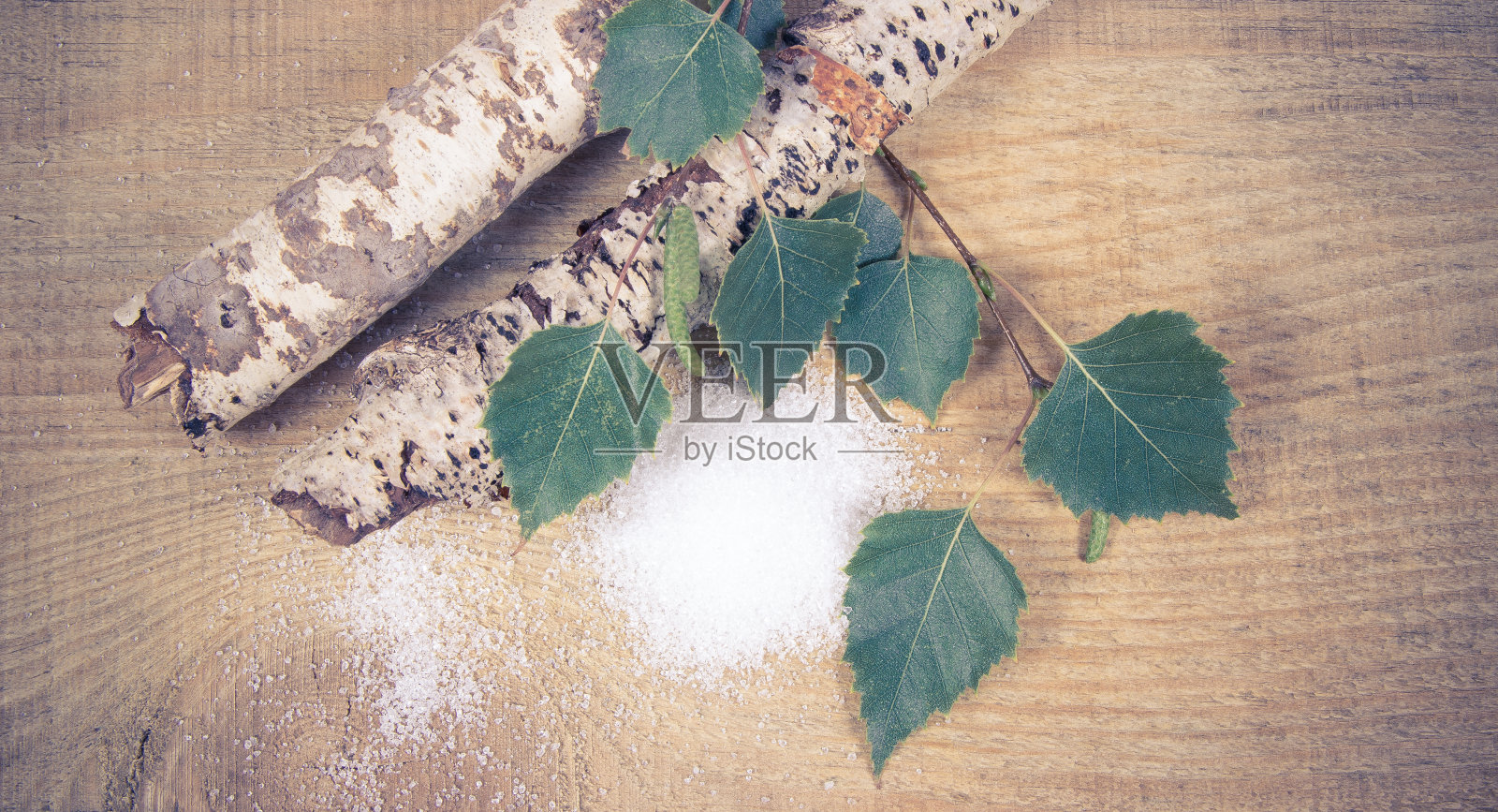 木糖醇-糖的替代品。白桦糖木制背景。照片摄影图片