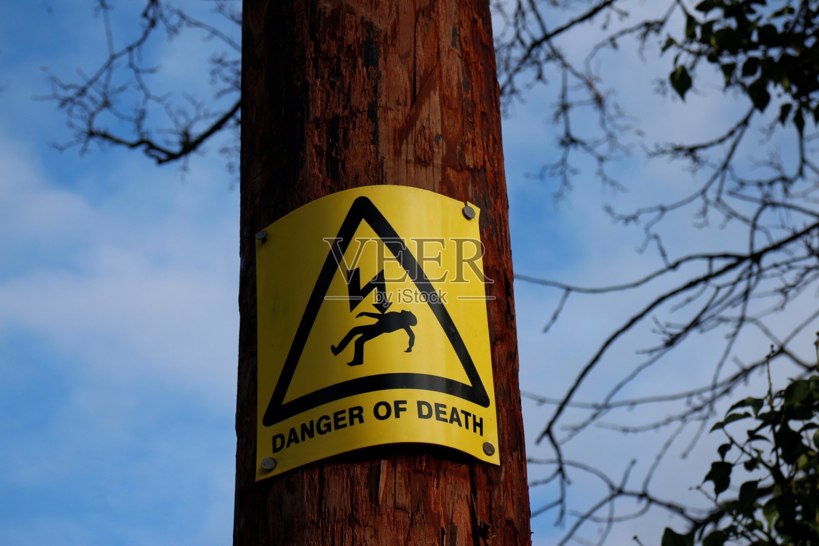 电线杆上有死亡危险标志照片摄影图片