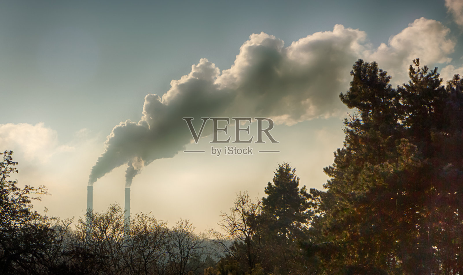 工业烟囱冒出的烟映衬着蓝天。污染。照片摄影图片