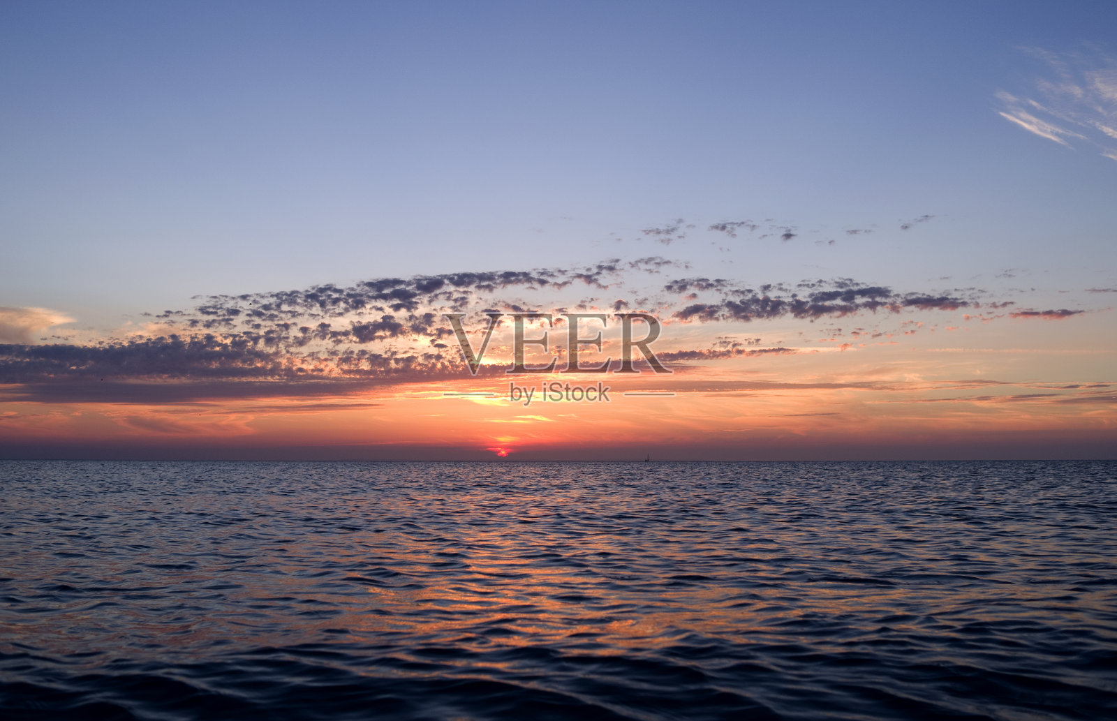 丹麦:波罗的海，梦幻般的日落和橙红色的天空照片摄影图片