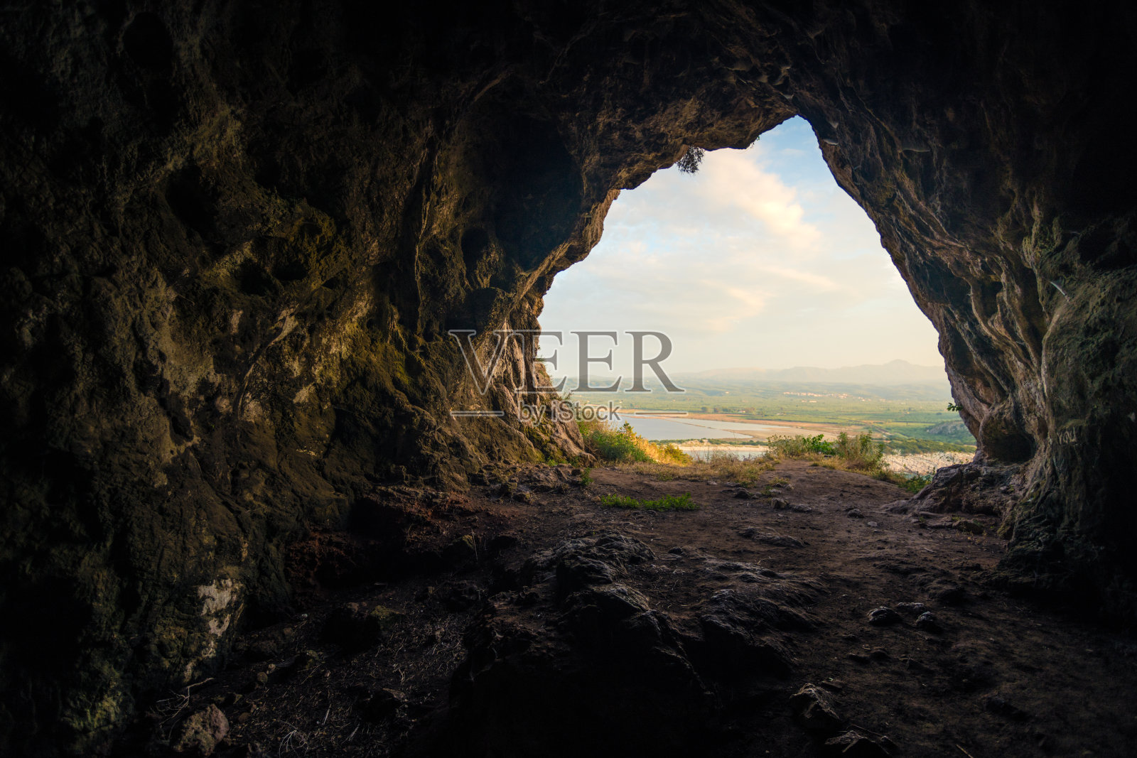 希腊纳瓦里诺城堡的洞穴照片摄影图片