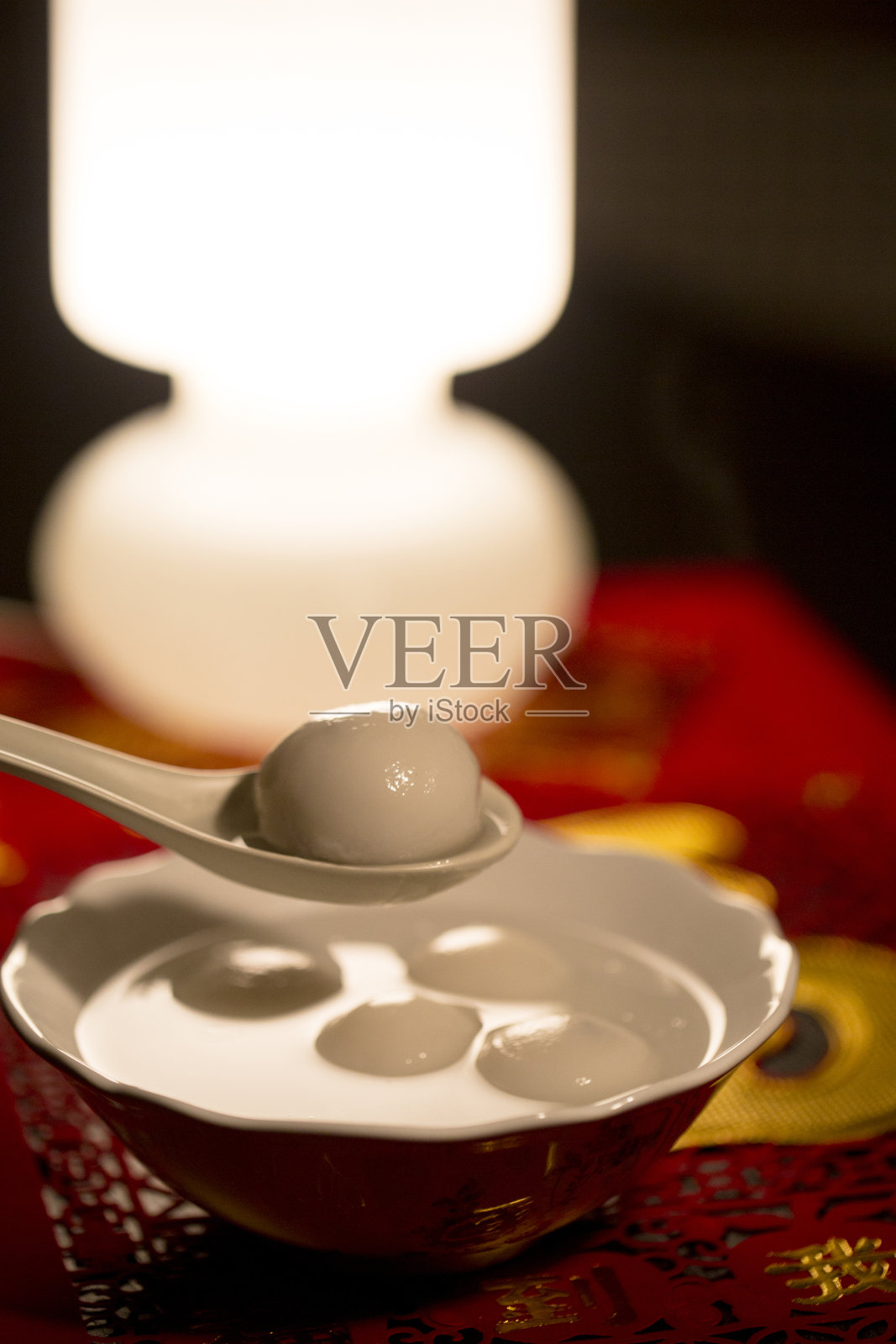 吃汤圆，庆祝中国传统的元宵节照片摄影图片