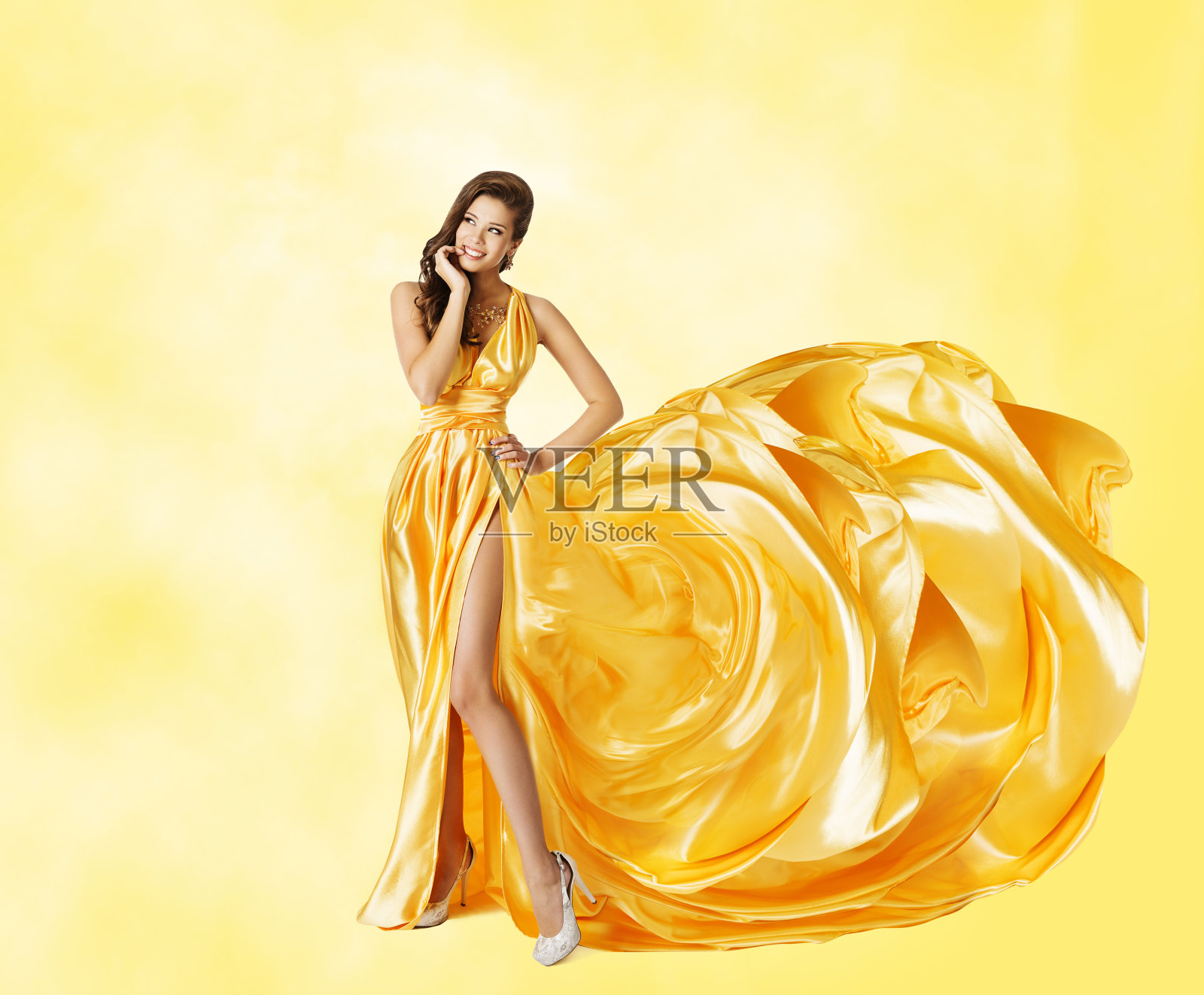 女人黄裙，快乐的时尚模特，优雅的长裙，飘舞的艺术丝尾照片摄影图片
