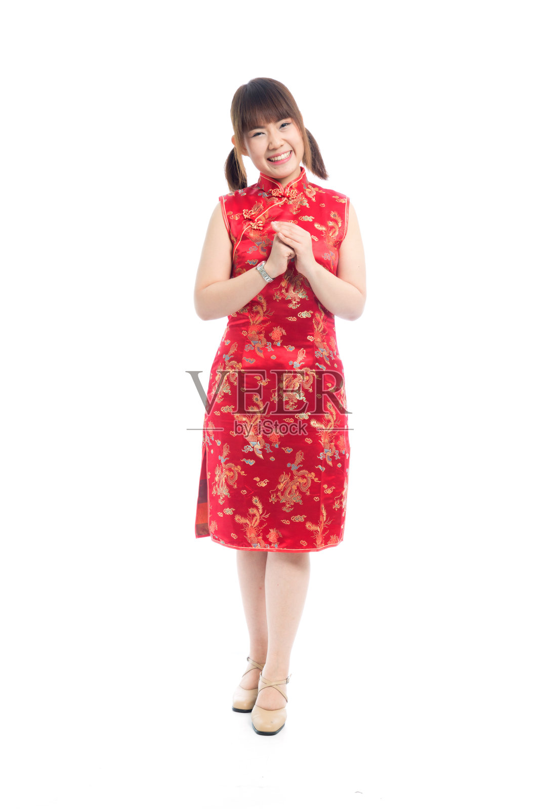 可爱的亚洲年轻女子，穿着传统的红色中国服装短袖，旗袍，旗袍或马褂。照片摄影图片