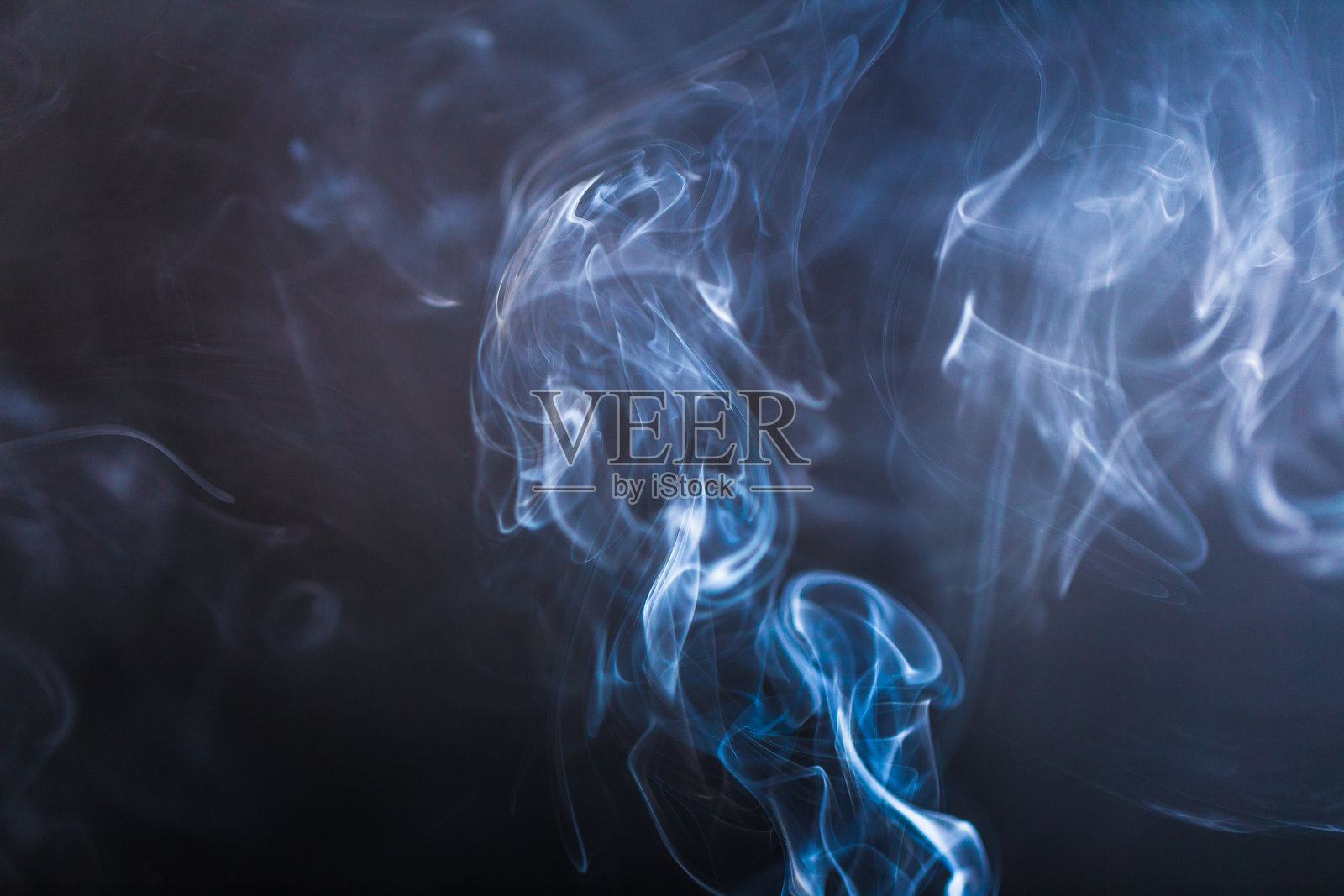 蓝色漩涡烟雾抽象接近黑色背景照片摄影图片