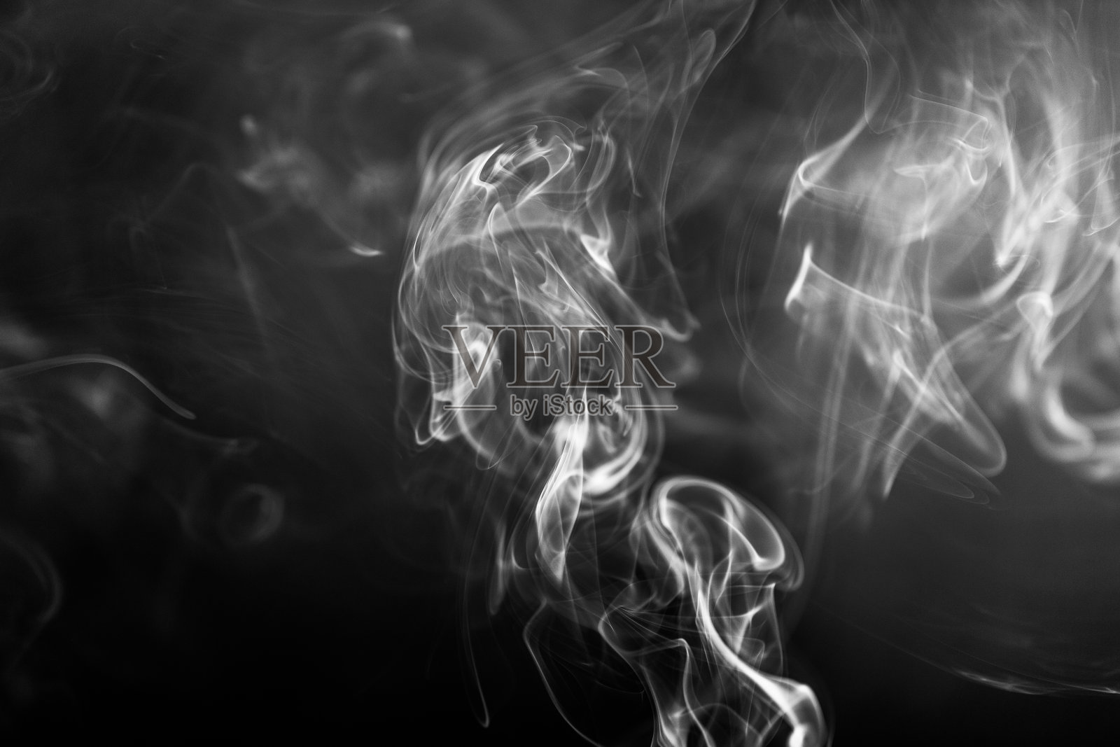 黑色和白色的旋转烟雾抽象的接近黑色的背景照片摄影图片