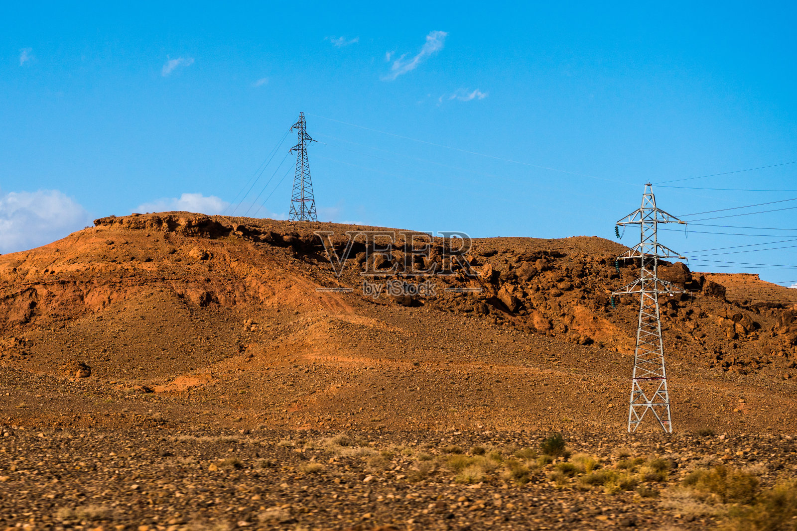 撒哈拉的高压输电塔照片摄影图片