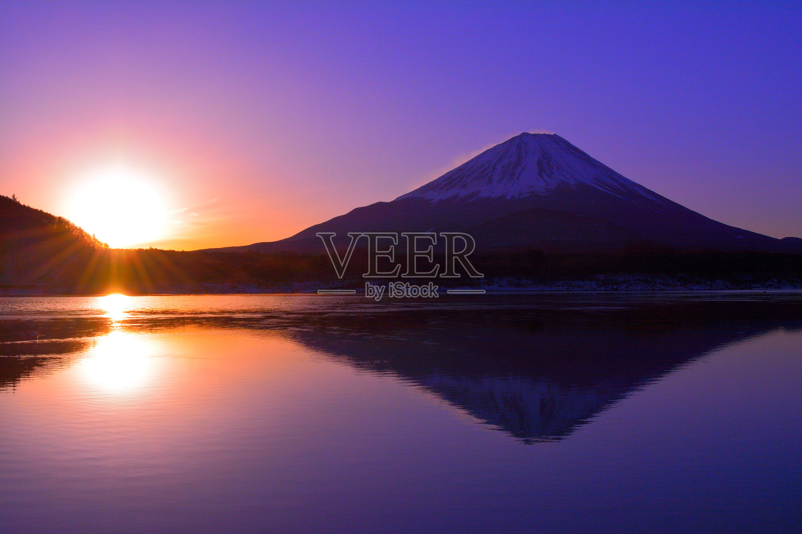 富士山的日出从元津湖日本01/26/2018照片摄影图片