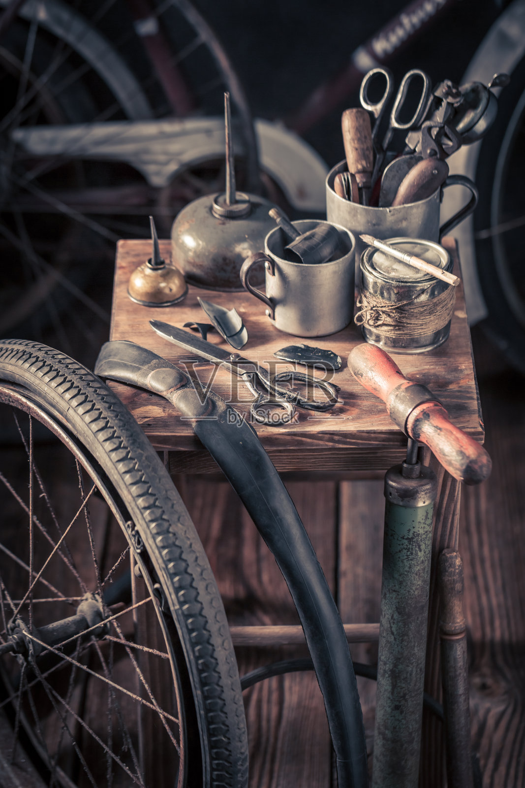 自行车修理厂用泵、补胶和胶水照片摄影图片