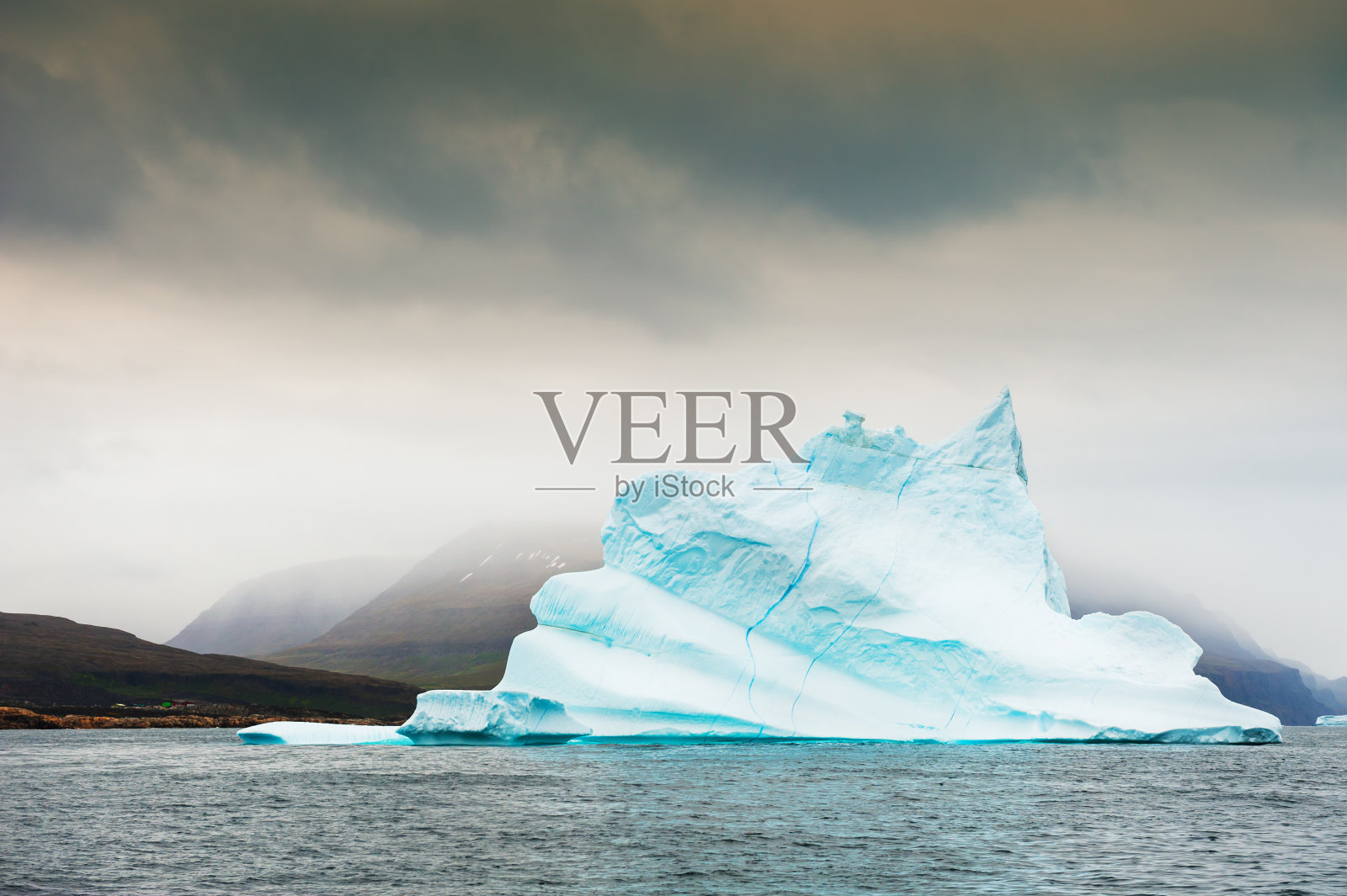 格陵兰岛西部的大冰山照片摄影图片