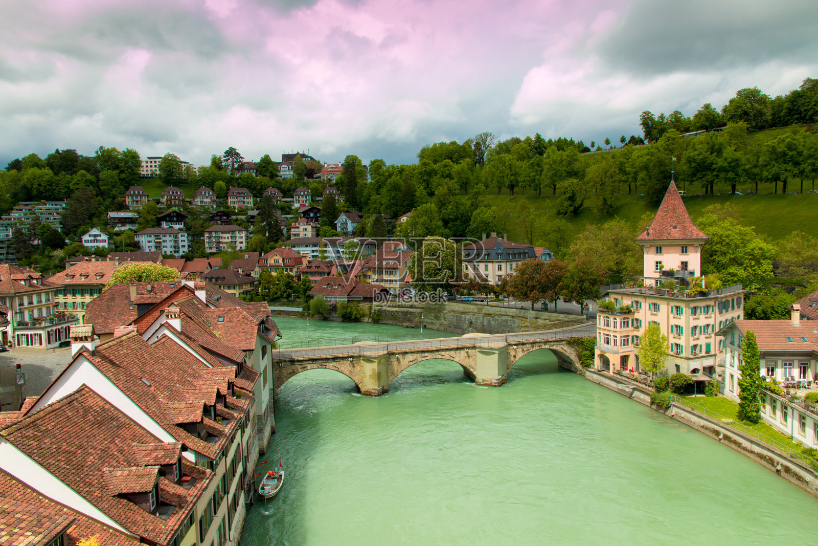 瑞士伯尔尼古城，有一条河在阴天。照片摄影图片